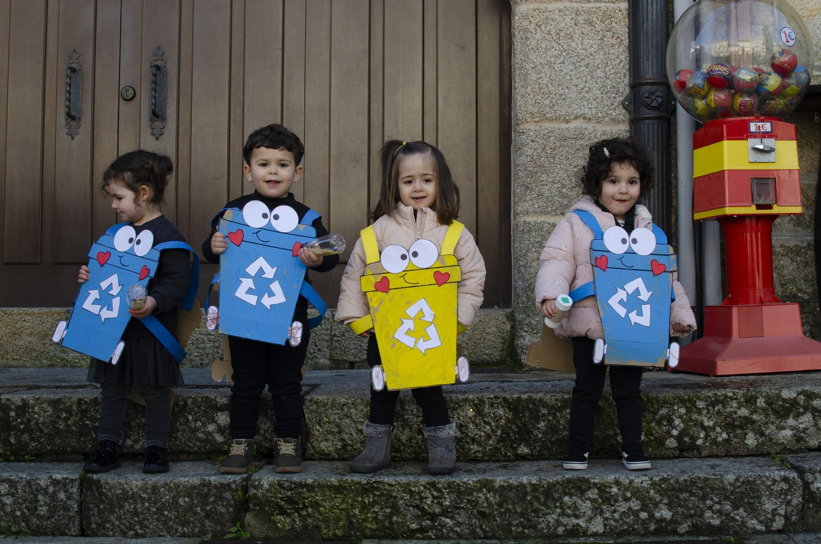 Los niños animan las calles de Ribadavia con el desfile escolar de Entroido