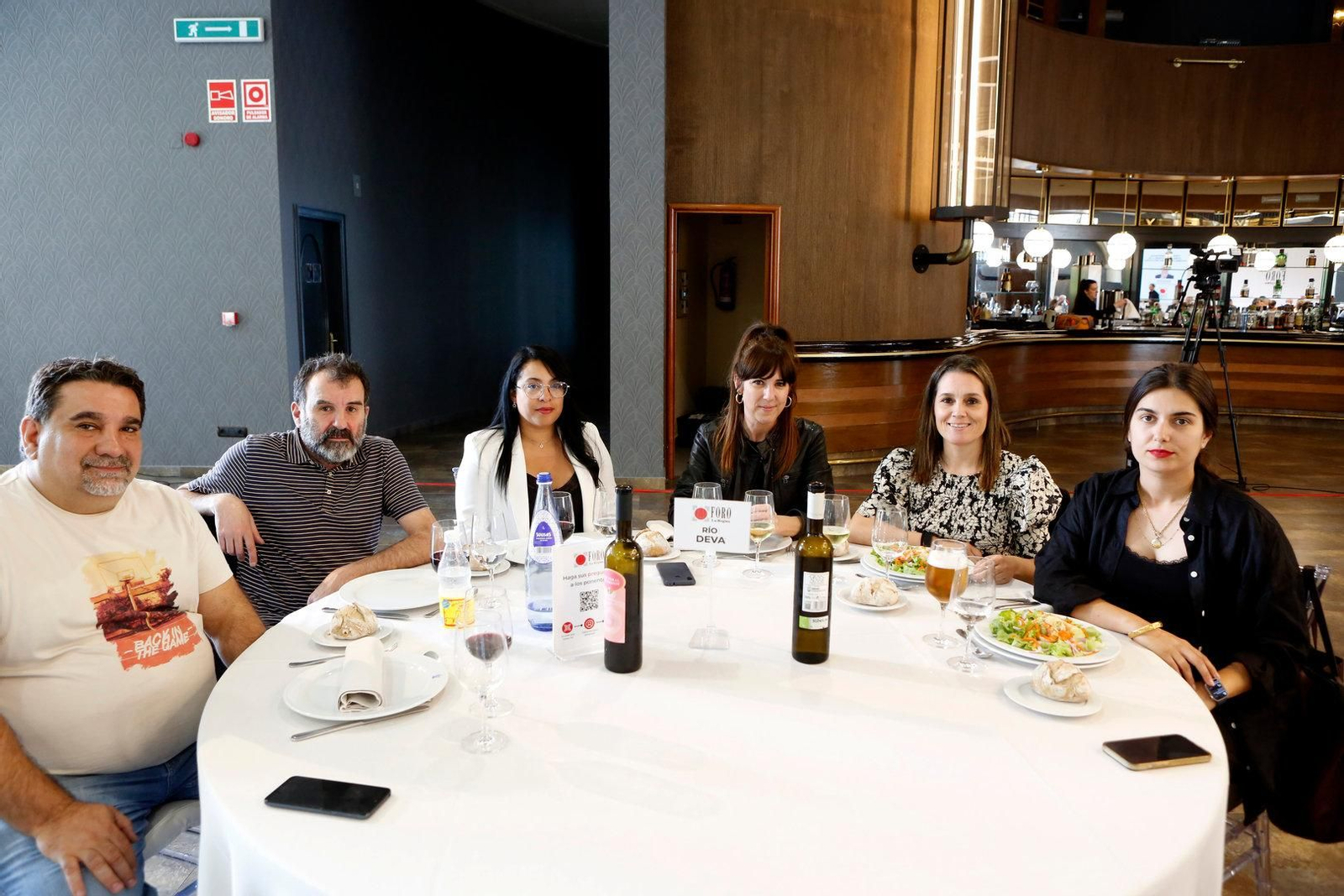MESA RÍO DEVA. José Maria Castro Huerga, colaborador de La Región; Luis Rivera, presidente del Centro Comercial Aberto Ourense Centro; Alejandra Flores y Cyoni Conde Peña, del Departamento de Ventas de La Región; Rocío Vazquez, de Publicidad de La Región, y Lucía Montáns, de La Región digital.