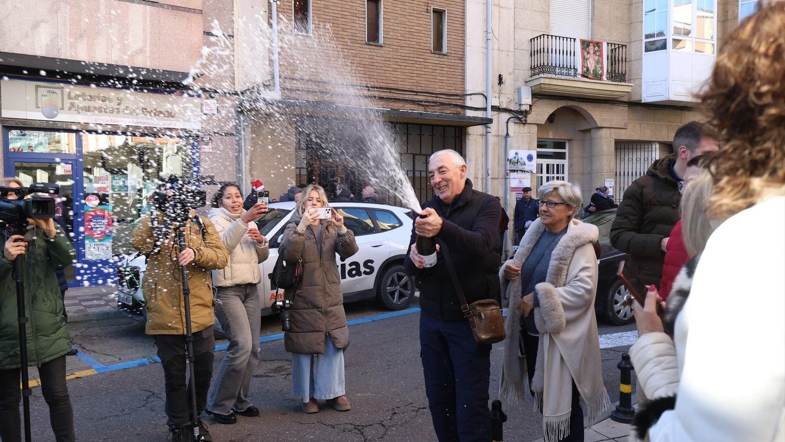 Baño de champagne en La Bañeza tras 'El Gordo'.
