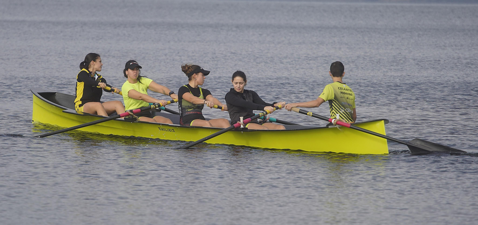 Participantes en la sesión de remo de +Deporte Atlántico en Cesantes.