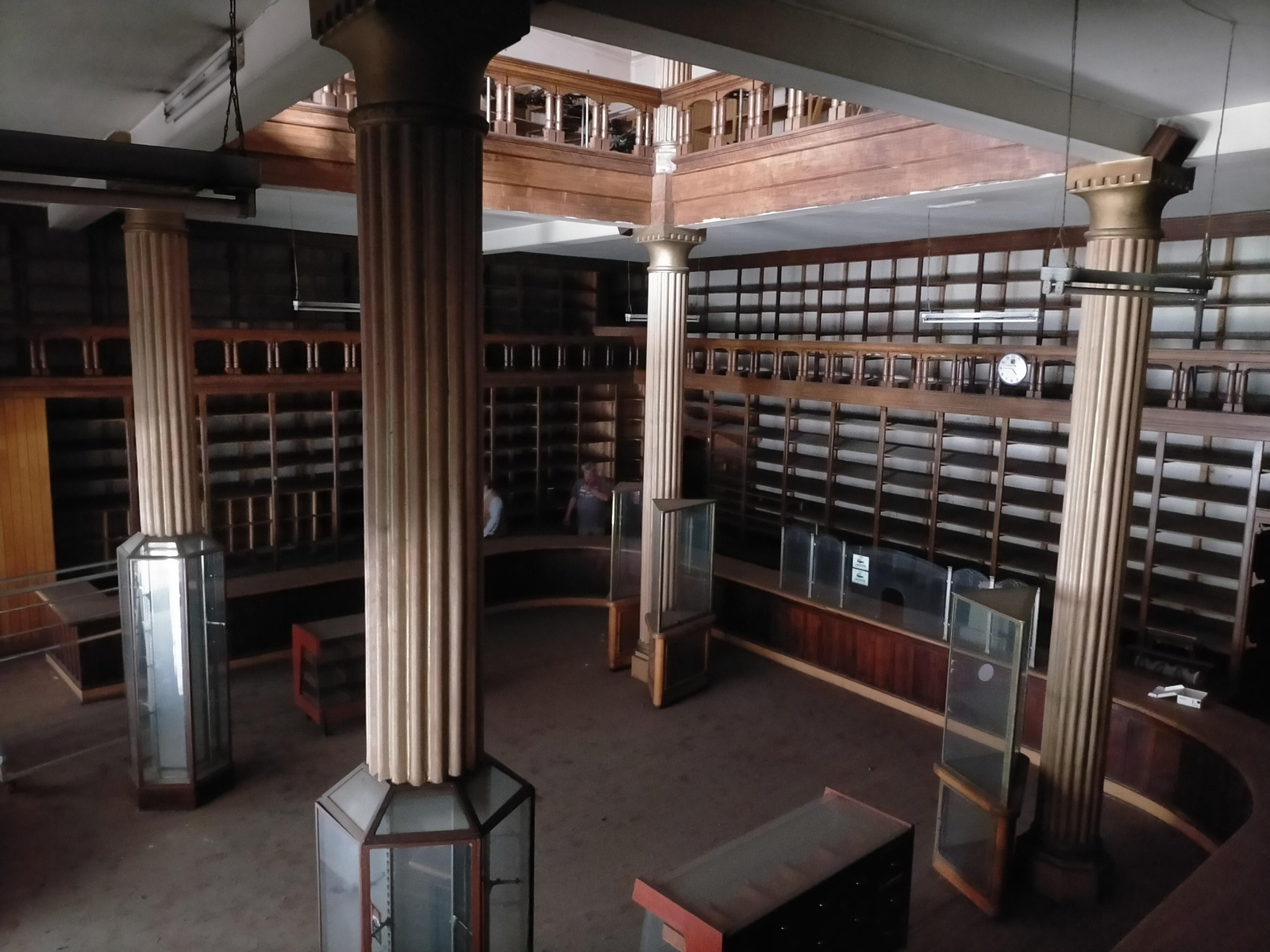 Interior del antiguo edificio comercial, obra del arquitecto Gulías.