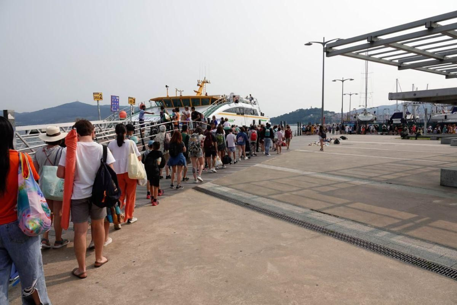 Los visitantes de Cíes no están convencidos con la propuesta.