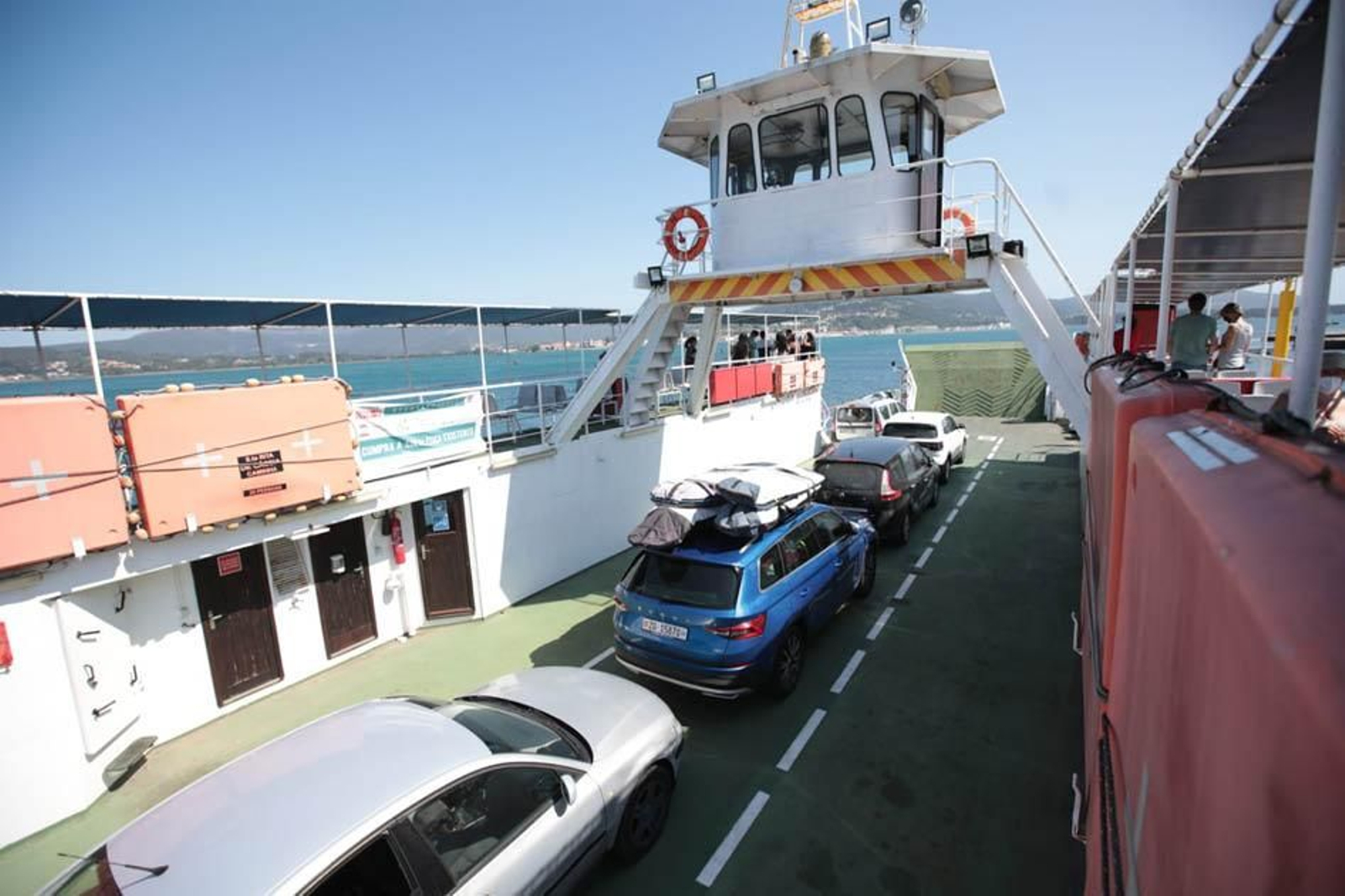 El ferri retomó ayer los viajes entre las dos orillas del Miño con una gran afluencia de viajeros.