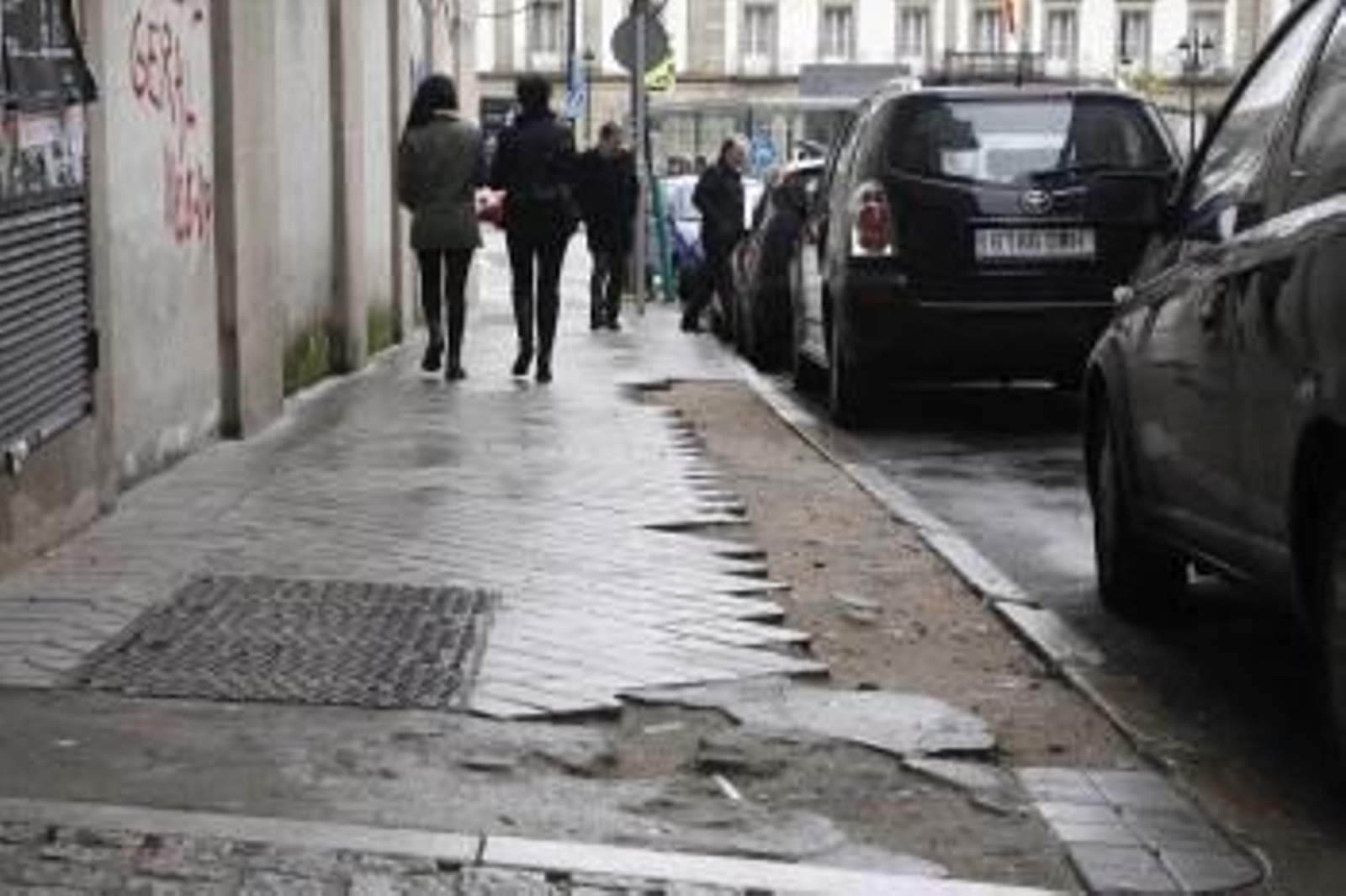 En la calle Pontevedra las aceras han desaparecido por completo en varios tramos y proliferan obstáculos y 'trampas', con cables al descubierto.