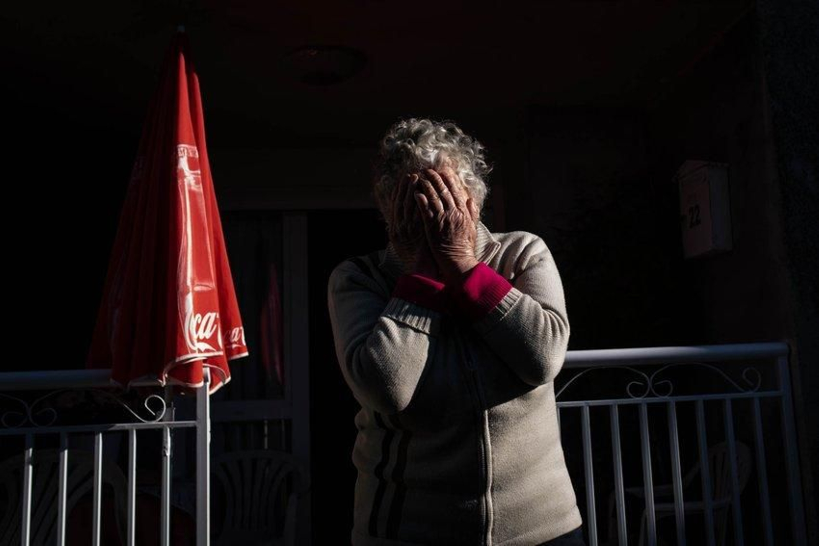 Voluntarios de Protección civil de O Pereiro de Aguiar reparten comida a los domicilios de varias personas mayores durante el estado de alarma. Foto: Óscar Pinal