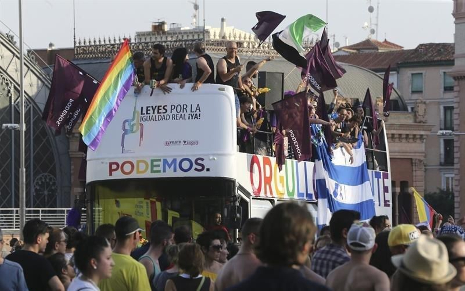 El autobús de Podemos en el tradicional desfile del Orgullo Gay durante el recorrido por las calles de Madrid.
