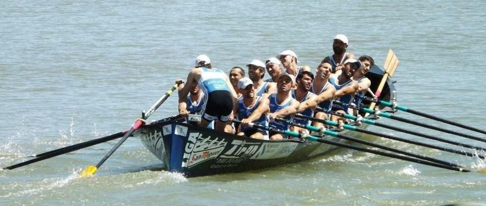 A "Mar do Con" avanza polo río Guadalquivir na primeira regata da Liga ACT de 2016.