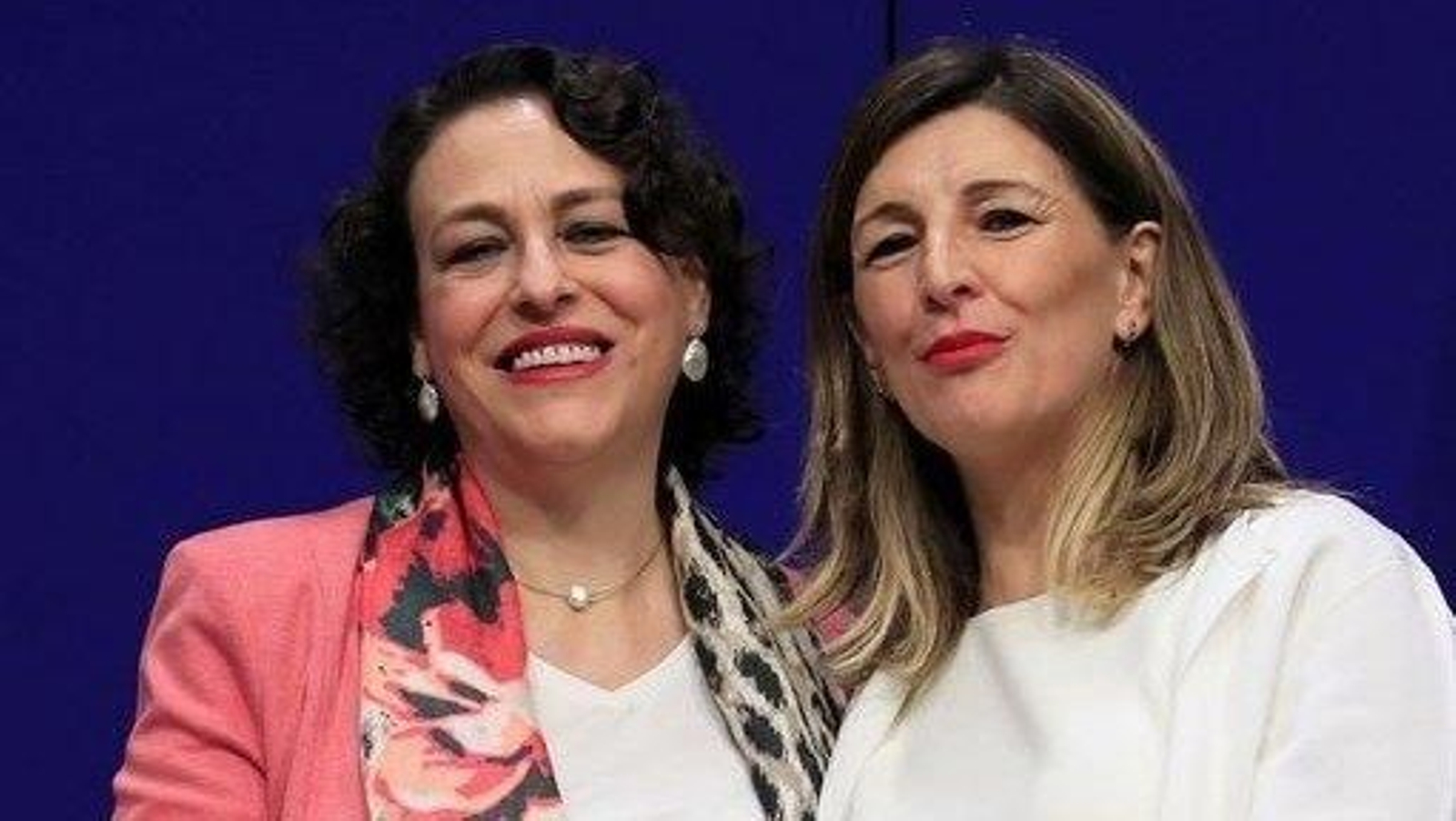 Valerio entrega la cartera a Díaz.