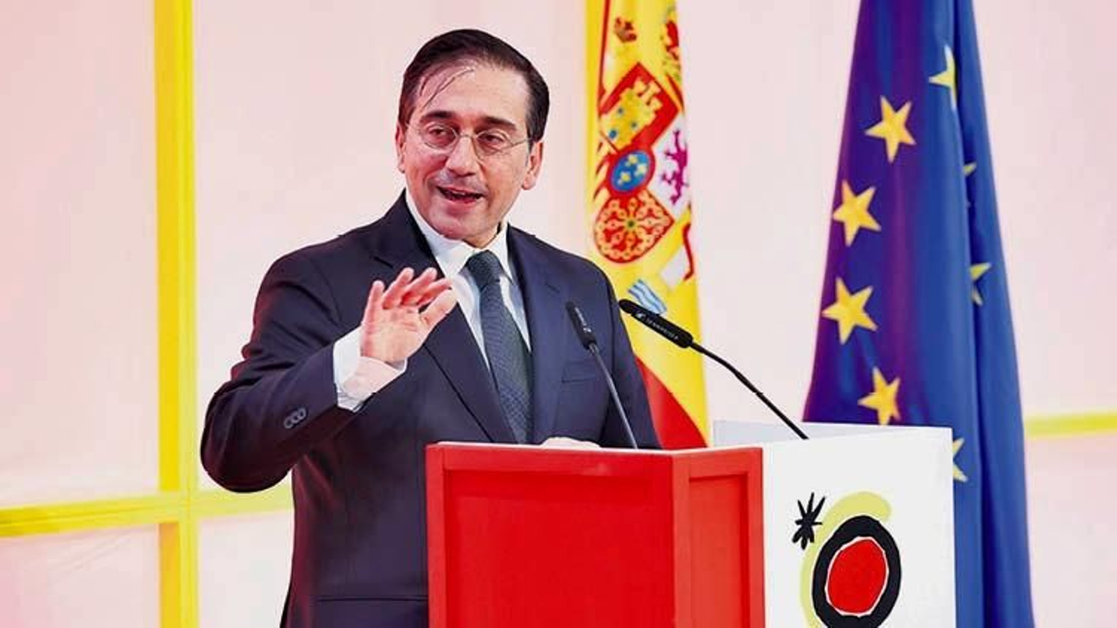 El ministro Albares, atendiendo a los medios de comunicación en una imagen de archivo.