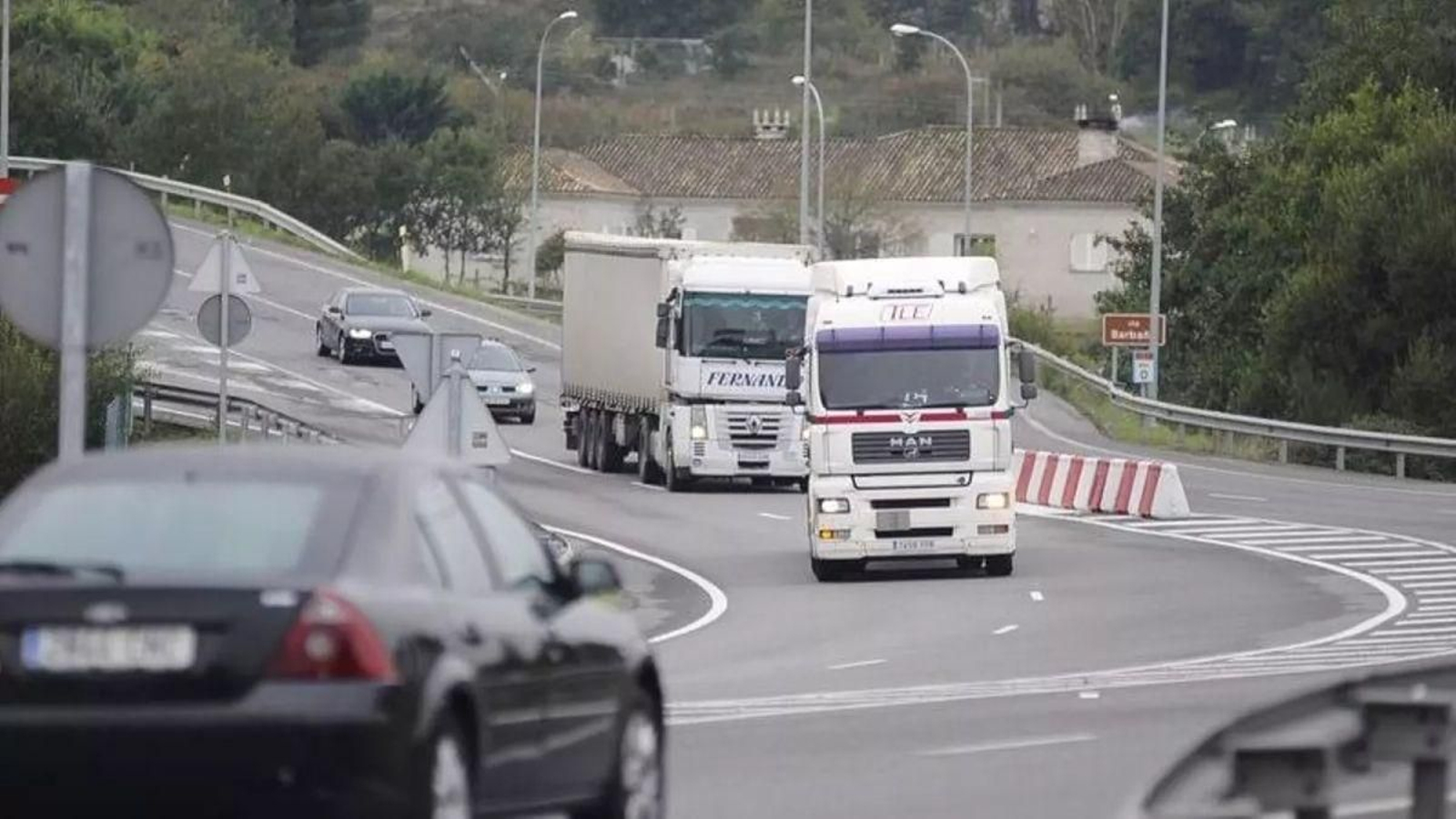 Camiones en circulación por las carreteras de la provincia
