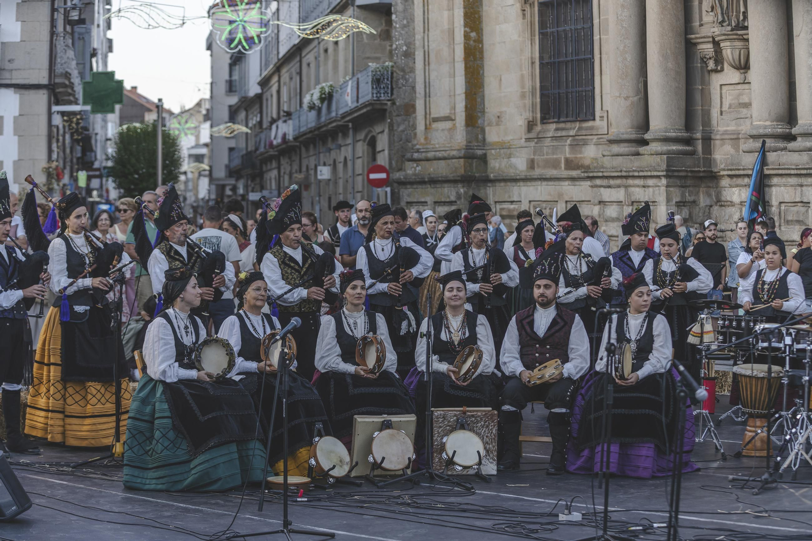 Galería |  Lembranza Ibérica llenó de música las calles de Celanova