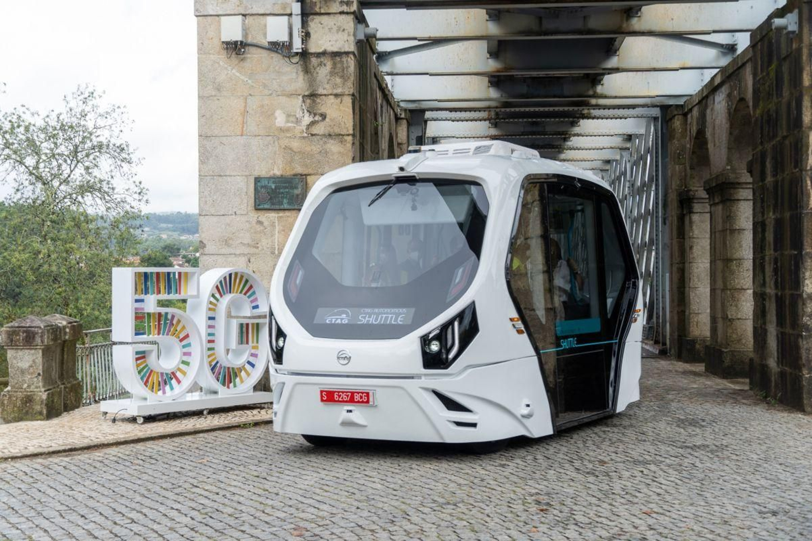 El  vehículo autónomo, con capacidad para doce personas, al cruzar ayer el viejo puente internacional que une Tui y Valença.