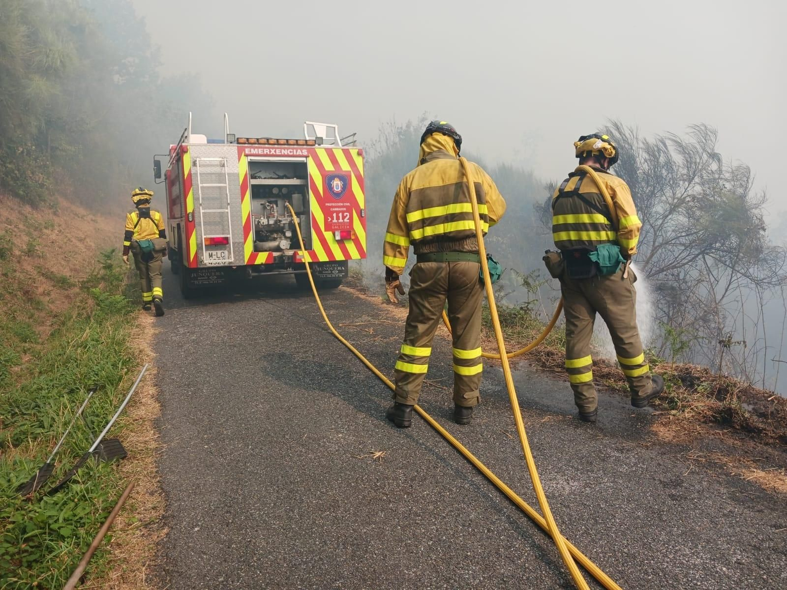 Efectivos de Emerxencias Cambados trabajando contra el fuego, ayer, en Carballeda de Avia.