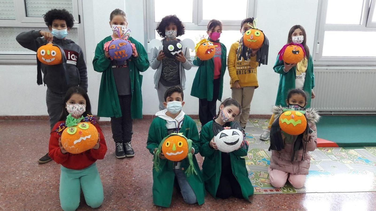 Manuel Luís Acuña. Cada alumno creou a súa propia cabaza decorativa.