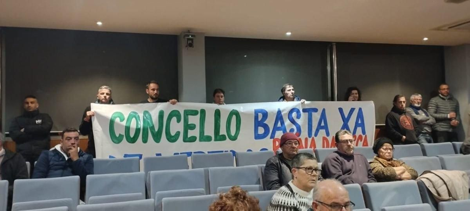 La Cofradía de Pescadores de Cangas en el pleno reclamando soluciones a los vertidos.