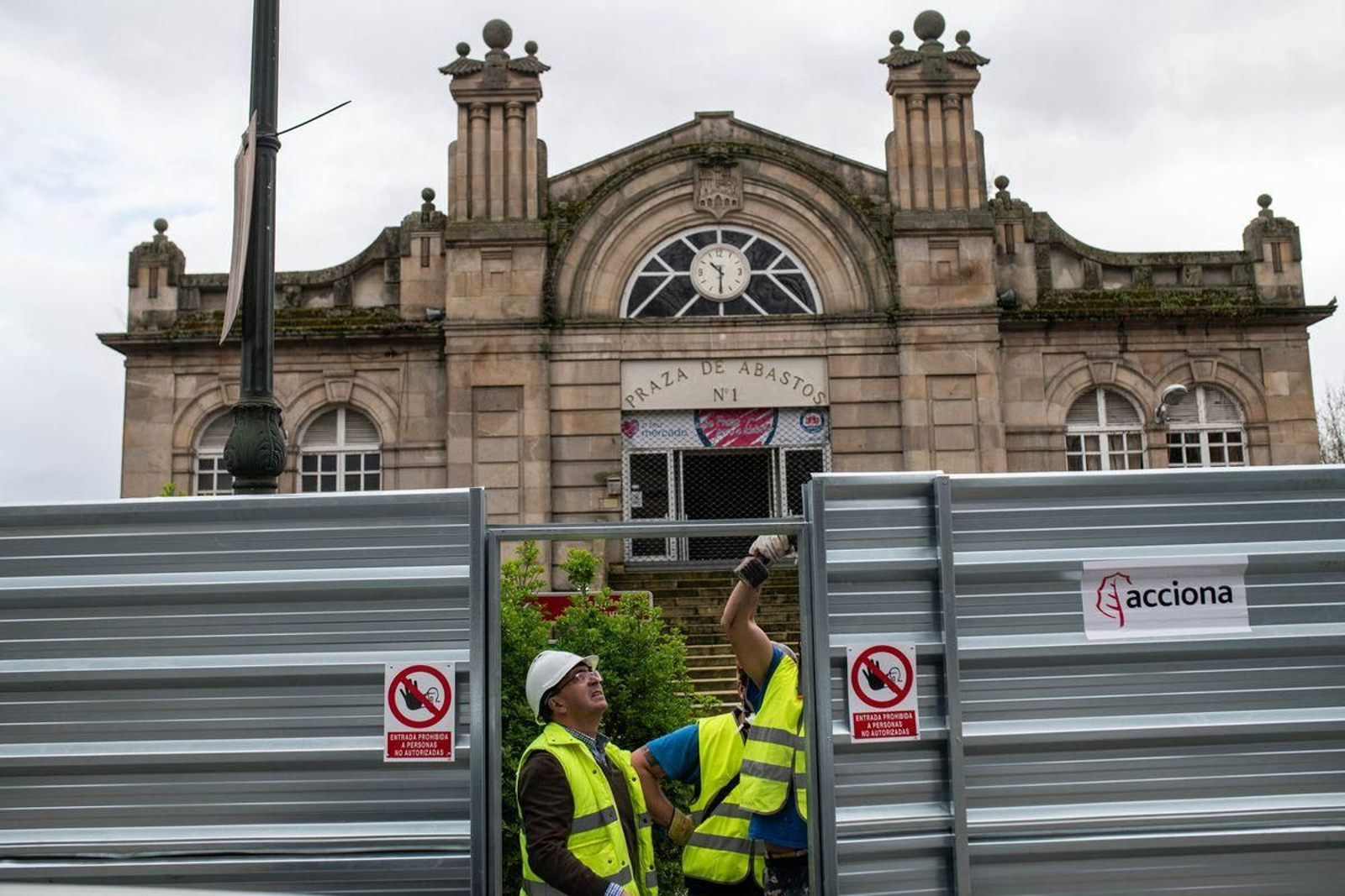 OURENSE (PRAZA DE ABASTOS). 04/03/2020. OURENSE. El puente de las Burgas presenta un vallado metálico que rodea todo el contorno de la Praza de Abastos. La constructora encargada habilita una entrada para los llamados "okupas", personas que por diferentes razones todavía pernoctan allí. FOTO: ÓSCAR PINAL.

Detalle de la puerta habilitada.