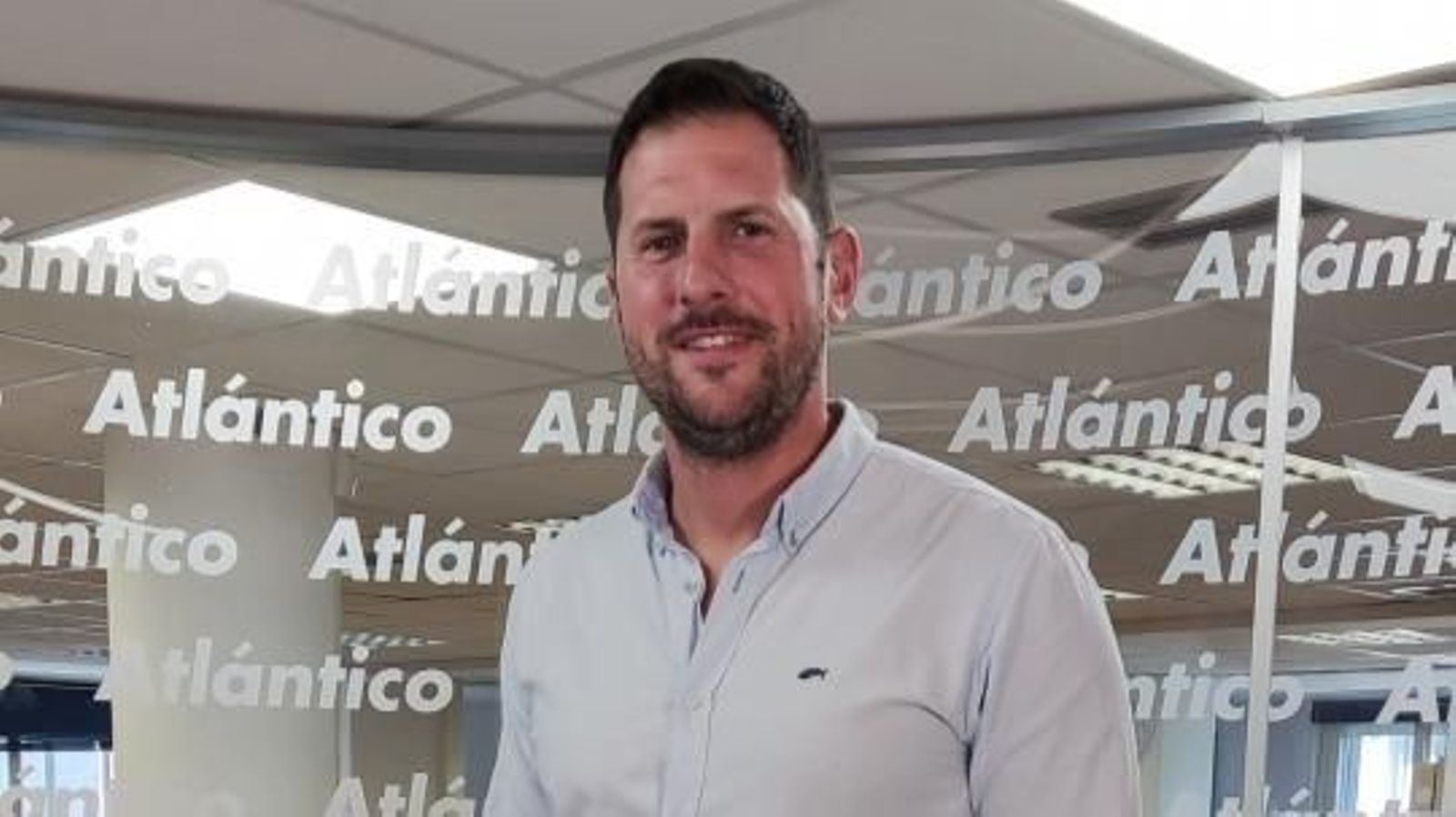 El profesor Javier Martínez, en el set de Atlántico TV.