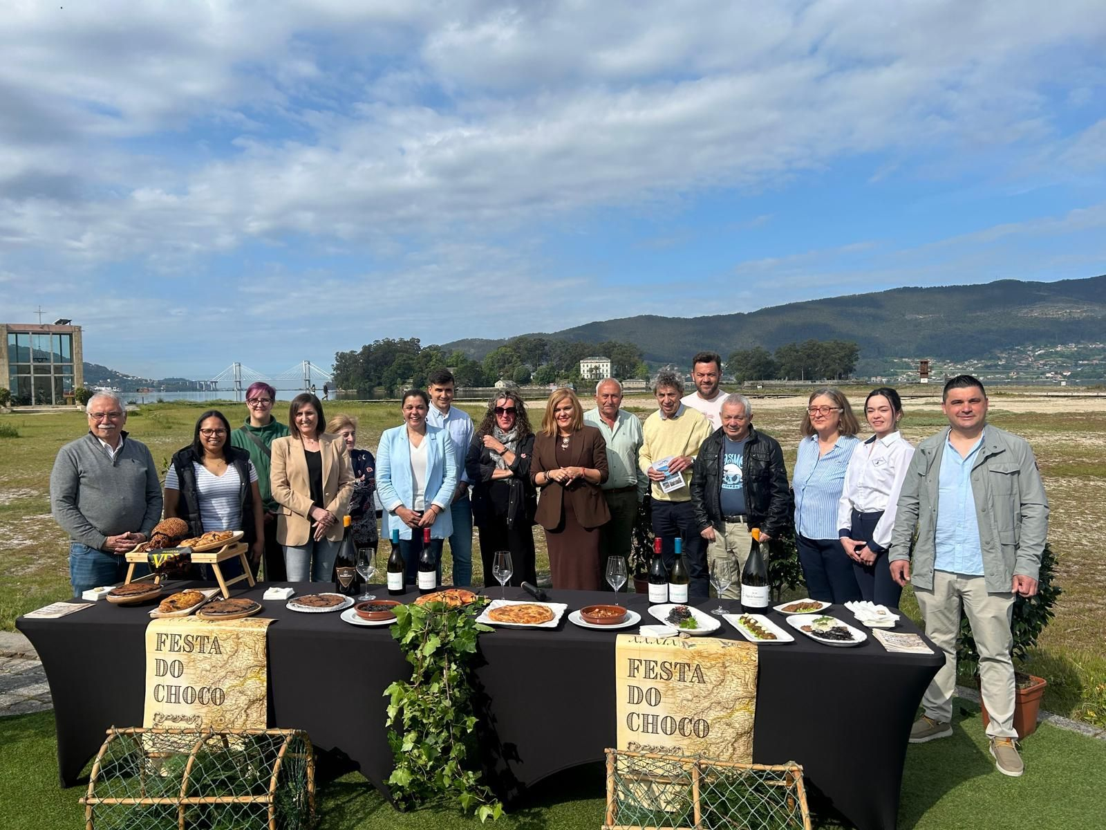 Digna Rivas (en el centro) junto a miembros del gobierno local y representantes de los hosteleros y pescadores.