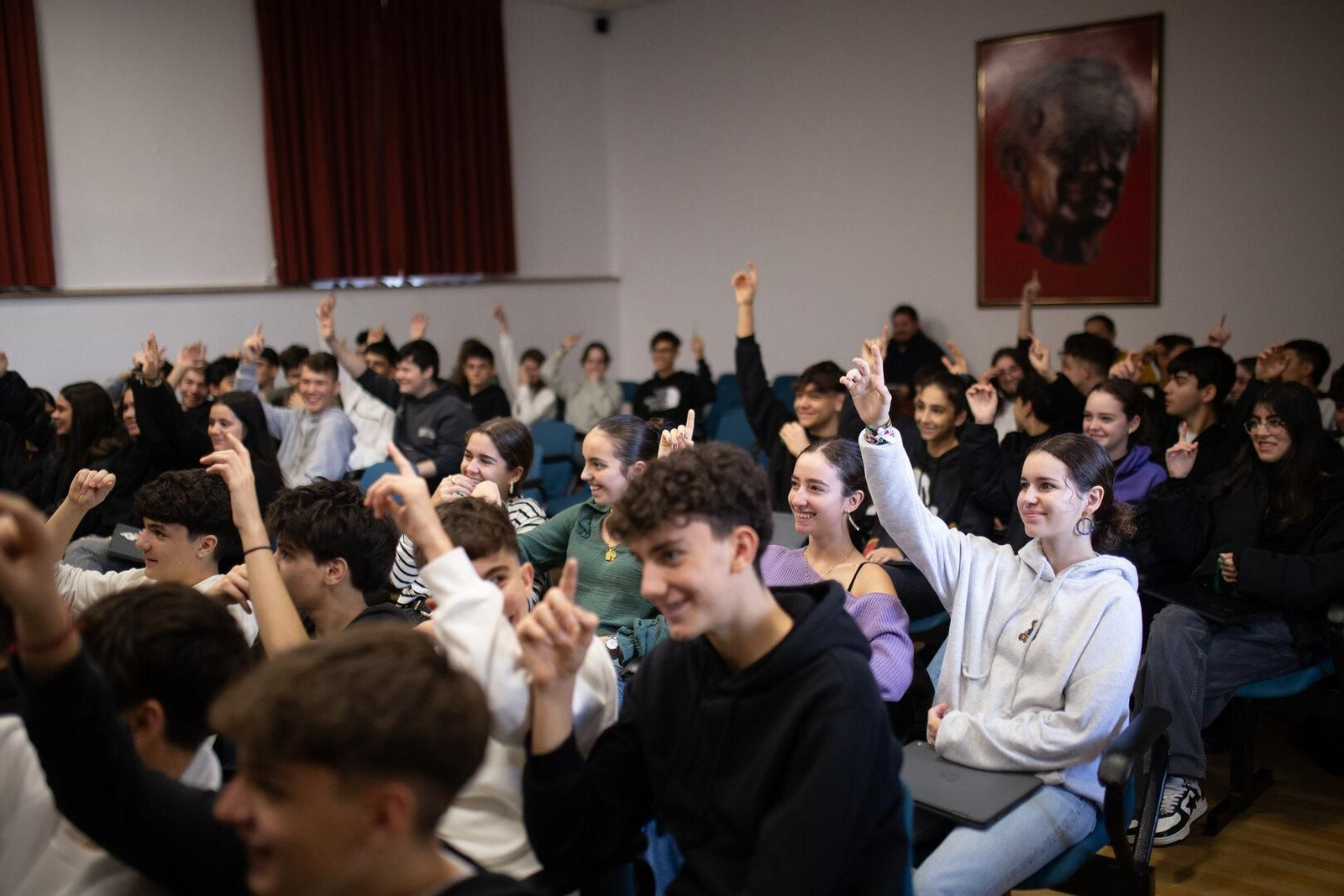 Varios alumnos implicándose en la jornada.