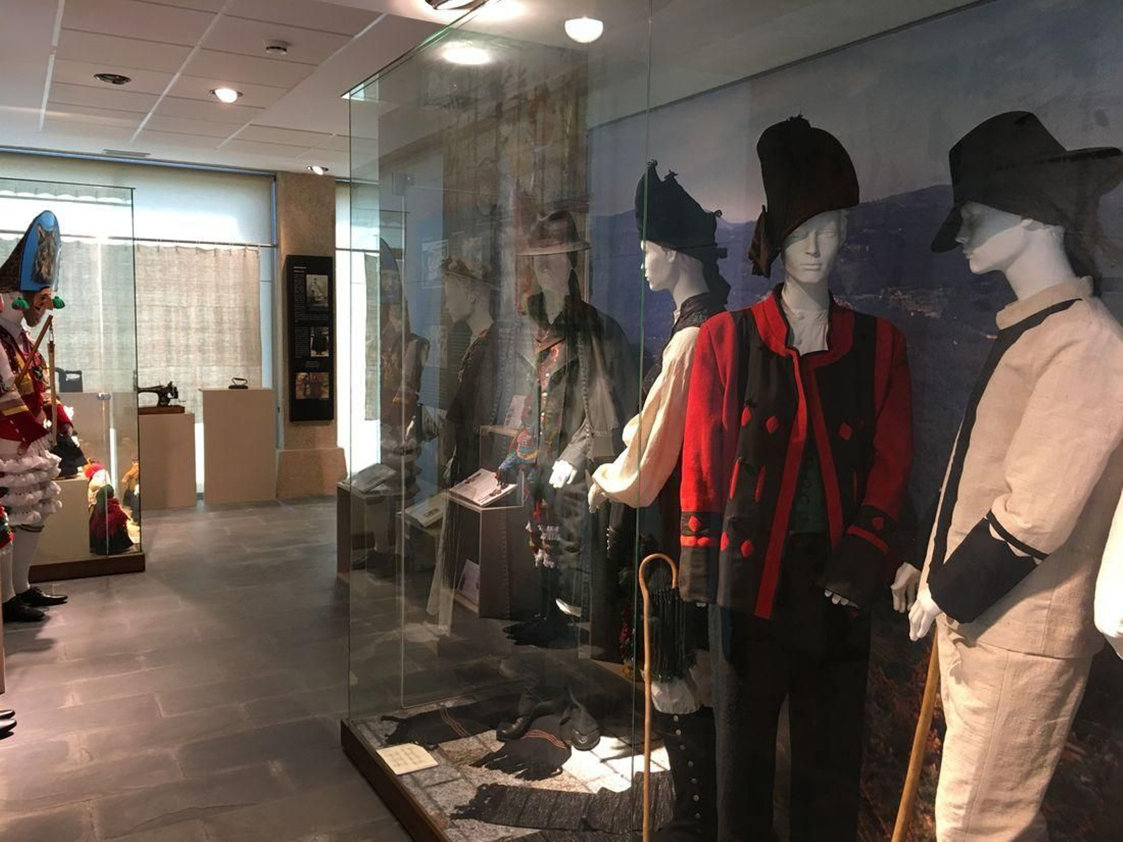 Imagen del interior del Museo do traxe tradicional galego, ubicado en la estación de Santa Cruz de Arrabaldo.