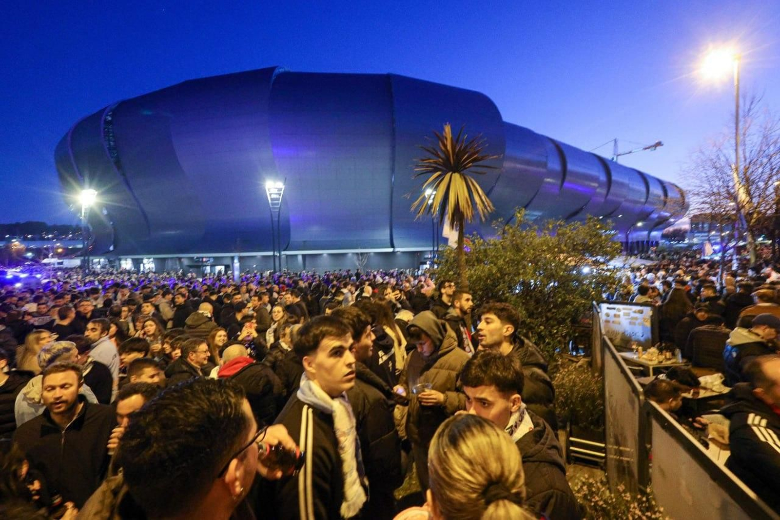 Asistentes al partido entre el Celta y el Olympique de Lyon en las inmediaciones de Balaídos.