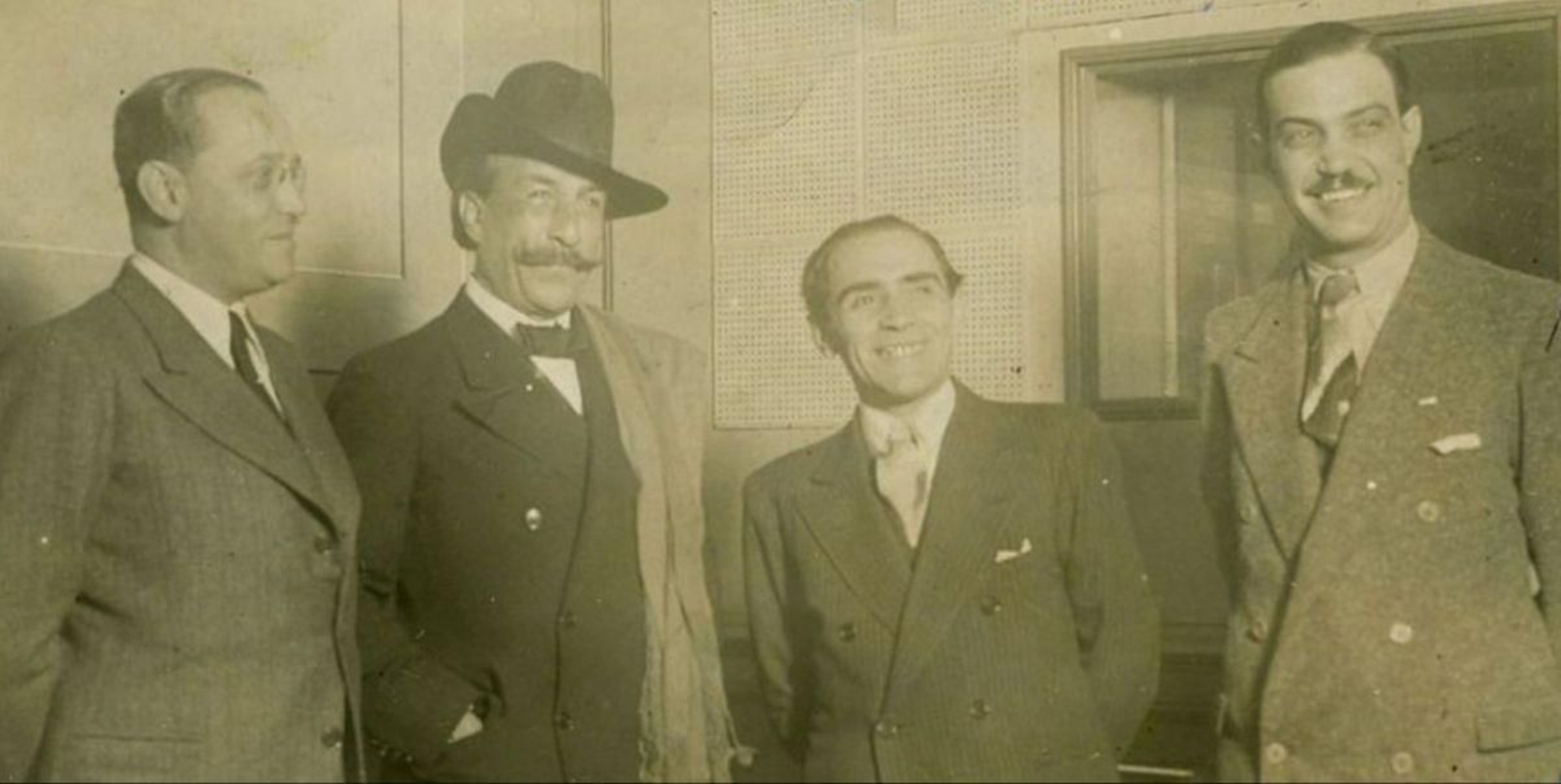 Xavier Bóveda (no centro) con motivo dunha conferencia ofrecida na xira por Sudamérica, neste caso en Santa Fe (1933).