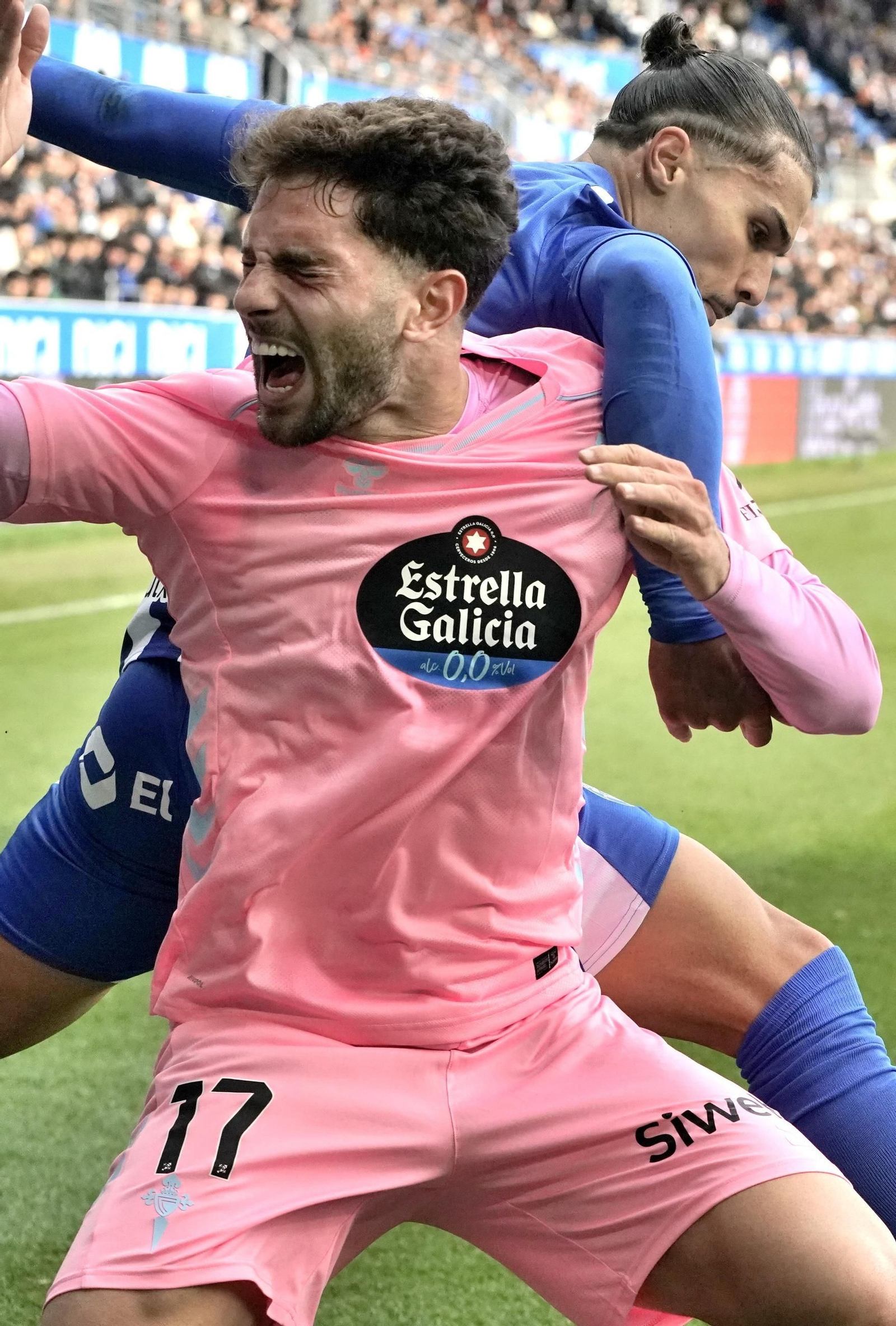 Javi Rueda se duele en un forcejeo con Youssef, lateral izquierdo del Alavés en el choque de ayer.