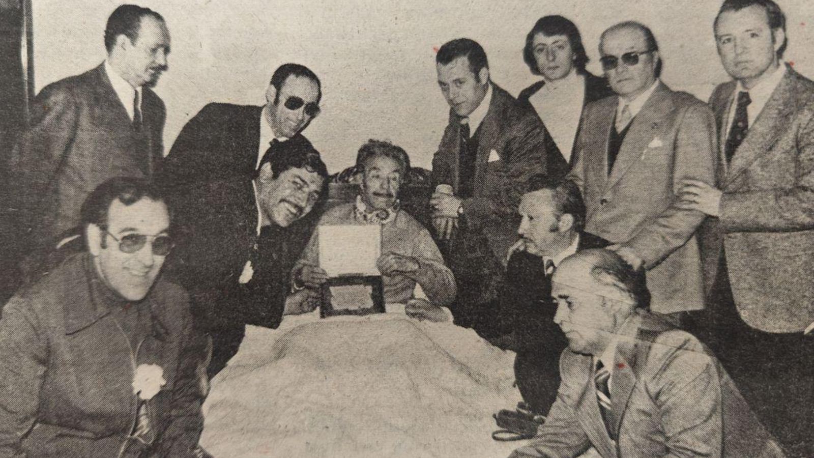 Los fotógrafos orensanos entregan una placa a don David Gómez Rodicio, uno de los fotógrafos más antiguos de la provincia.