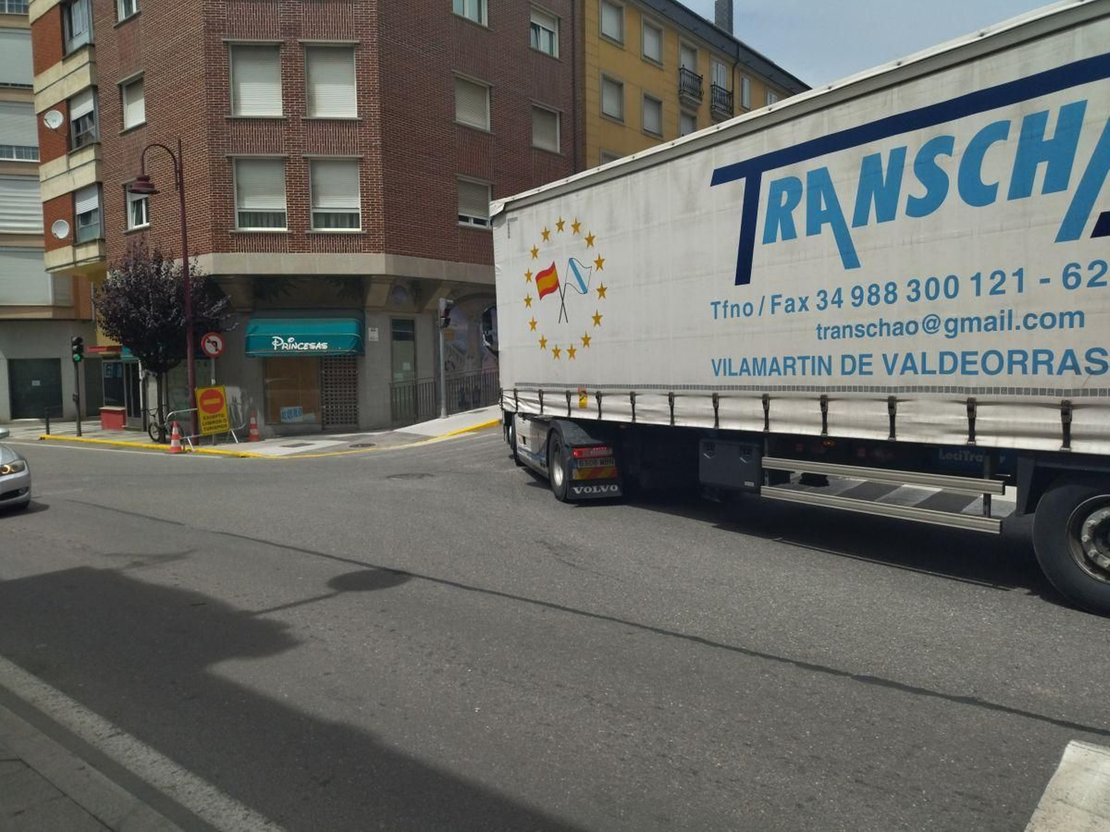 Un tráiler se dirige hacia la avenida del Bierzo ante la señal de dirección prohibida.