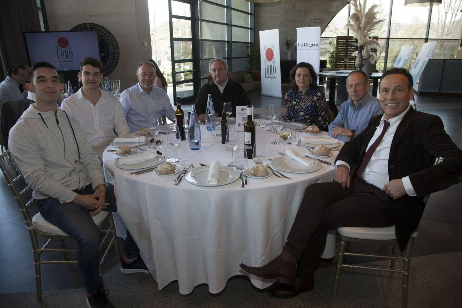 David Lin, estudiante del grado de Administración de Empresas en la UVigo; Fabián Sanmamed Gómez, estudiante del grado de Administración de Empresas de la UVigo; Jose Manuel Salgado, administrador de Profersa; Jose Manuel García Sobrado, abogado; Maria Jesús Tielas, abogada; Jaime Amorín Gómez, presidente del Club de Hockey Barrocás, y Tono Rebollo, gerente de Consí Consá decoración e interiorismo.