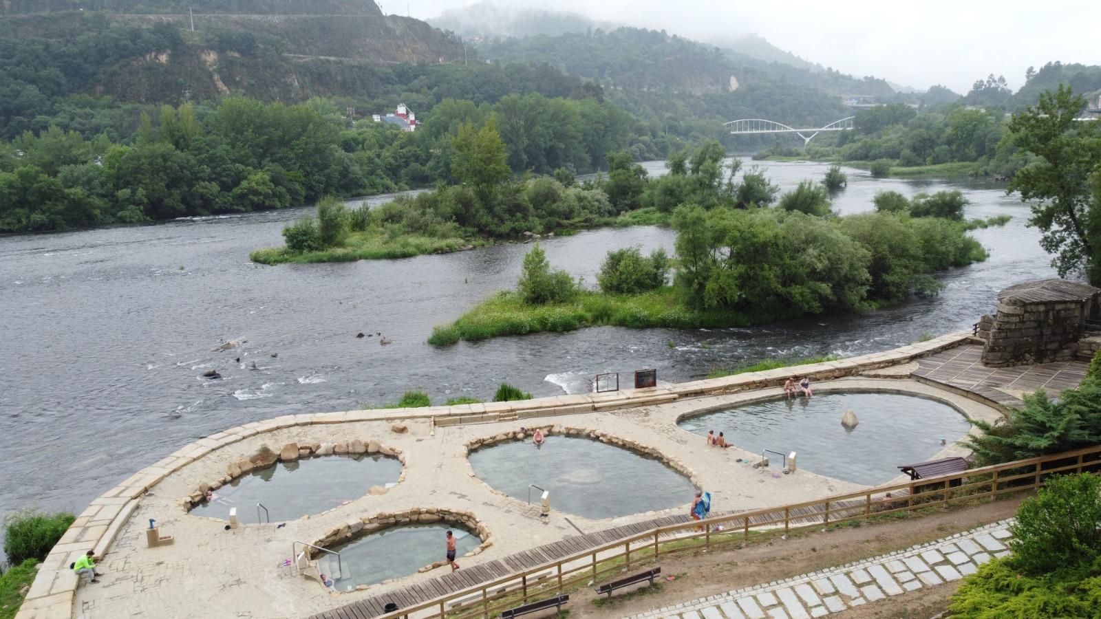 La crecida del río Miño amenaza a las termas