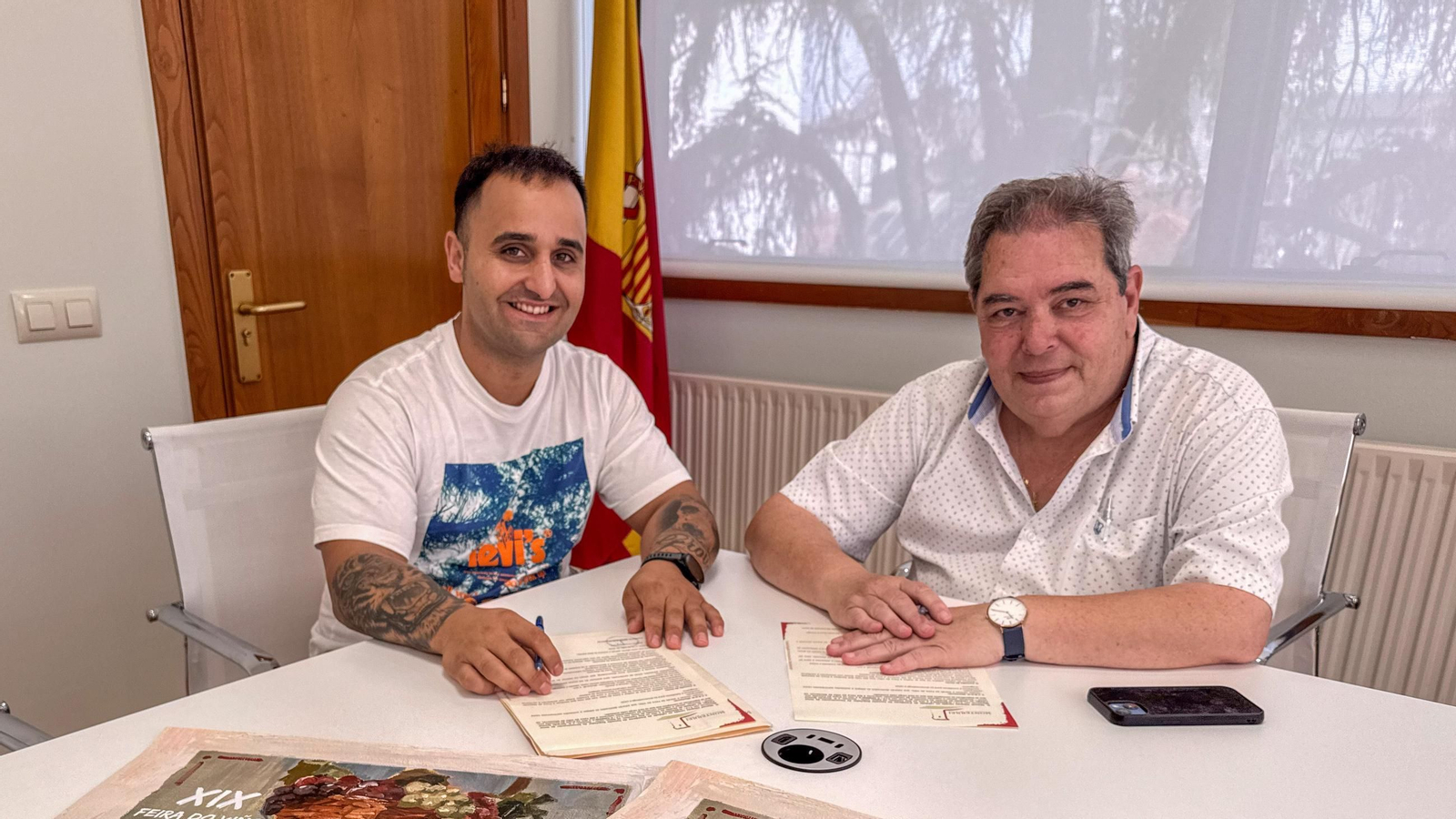 Manuel Vázquez y Gerardo Seoane, en la firma del convenio.