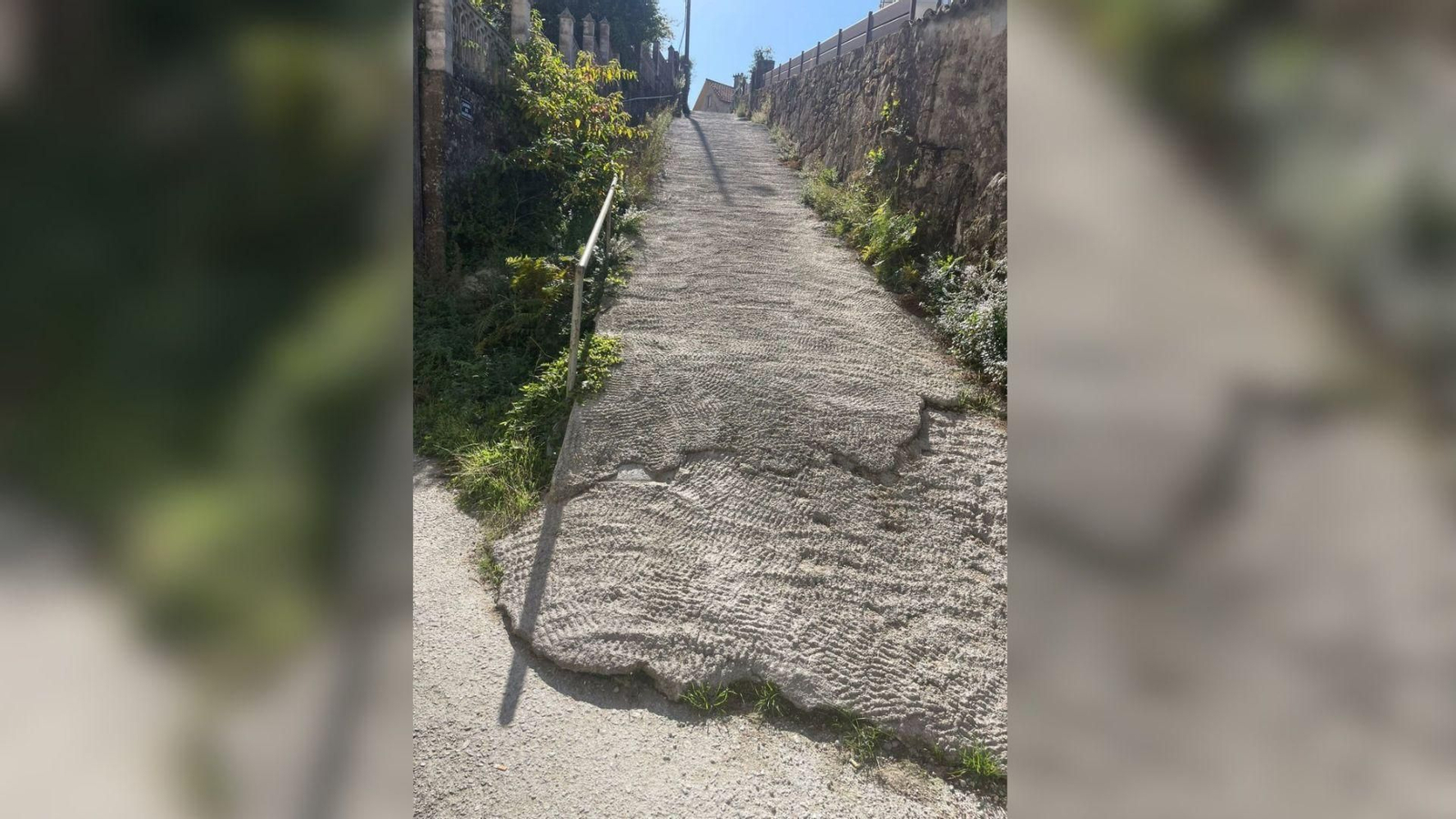 Estado actual de la escalinata, cubierta por cemento.
