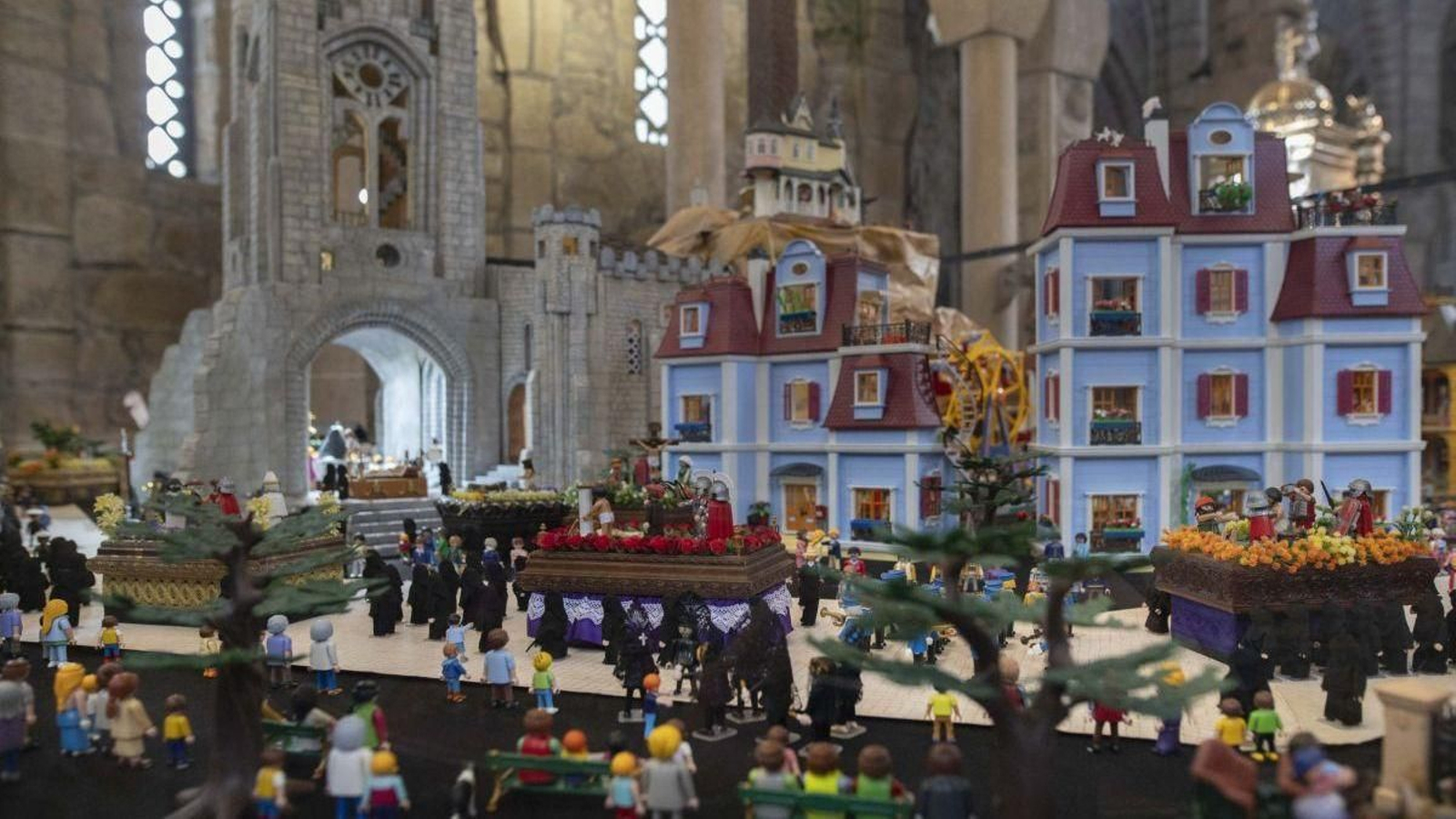 La exposición incluye una maqueta de la icónica Vera Cruz y otros elementos de la cultura carballiñesa.