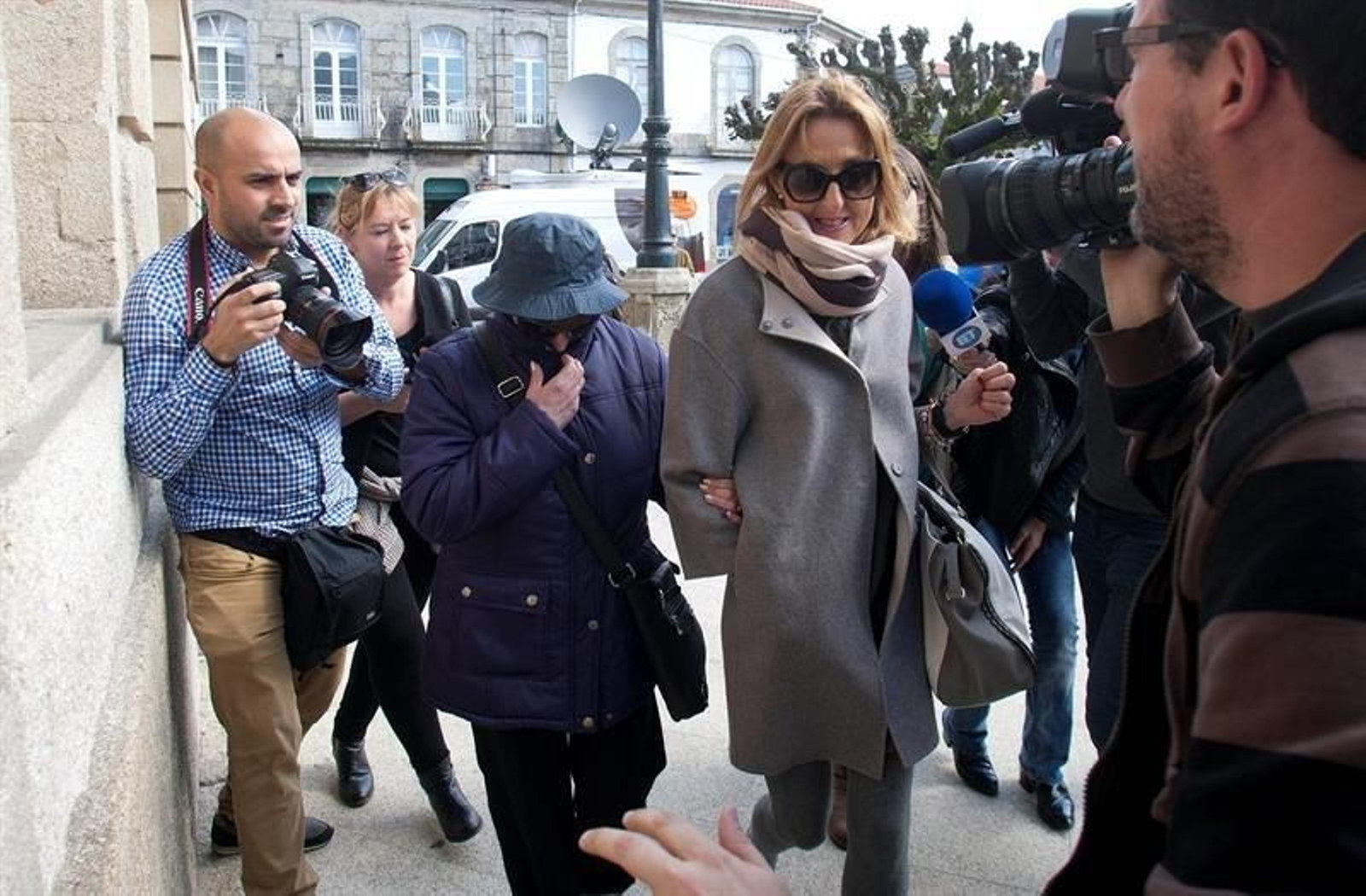 La abogada Ana Reguera (d,)que representa a familiares de supuestas víctimas de los Miguelianos