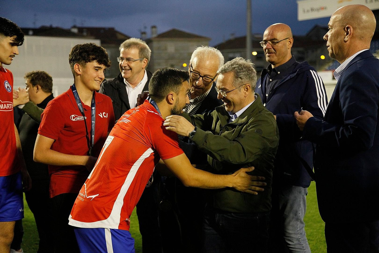 Luis Menor, presidente de la Diputación de Ourense, entregando las medallas a los jugadores del Verín.