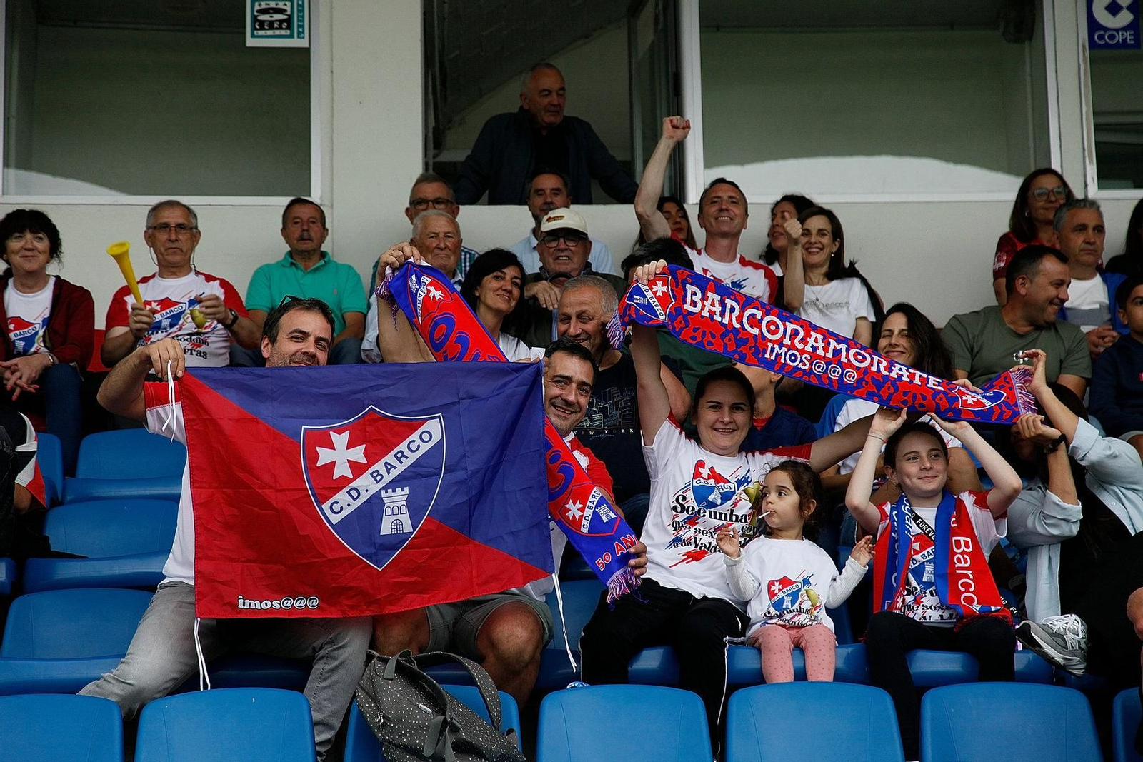 La afición en las gradas animando a los jugadores.