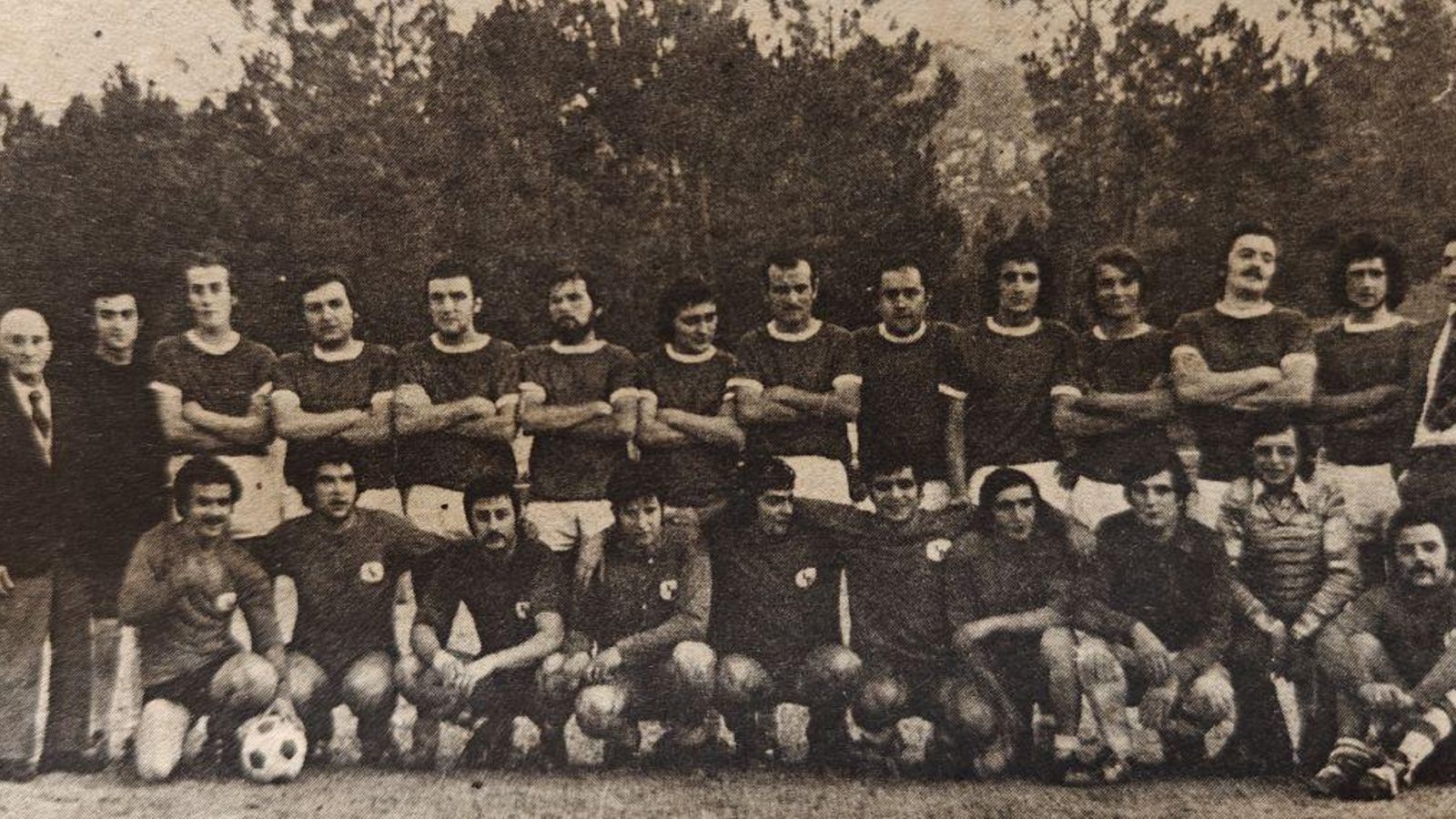 Los equipos de Librería y Talleres de “La Región” con sus entrenadores Garrido y Amador Ferro, respectivamente.