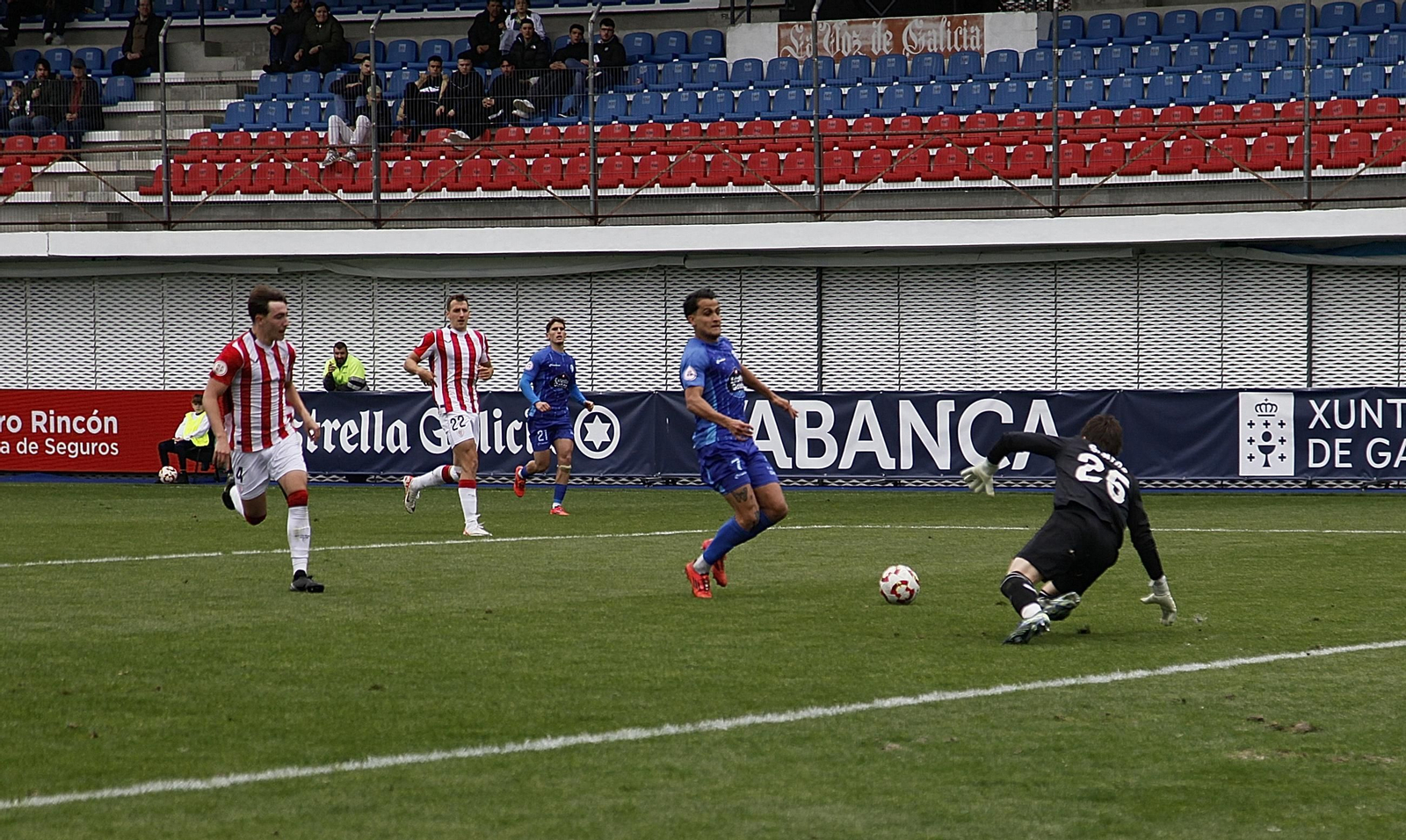 Galería | El Ourense CF sumó su primera derrota en el fortín de O Couto
