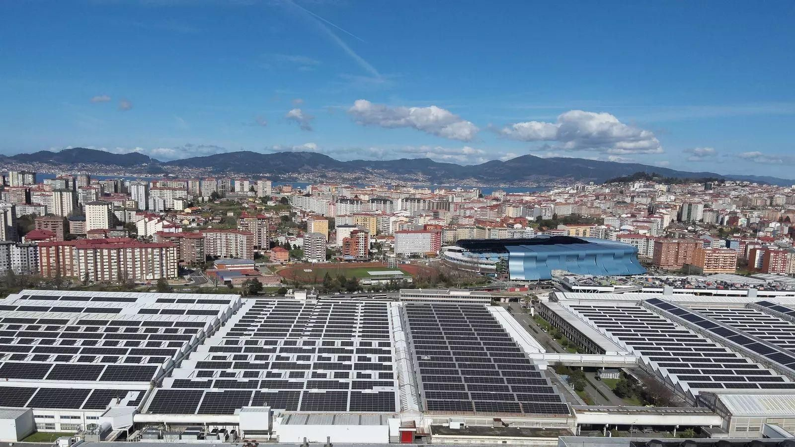 Instalación fotovoltaica en la cubierta de la factoría de Vigo.
