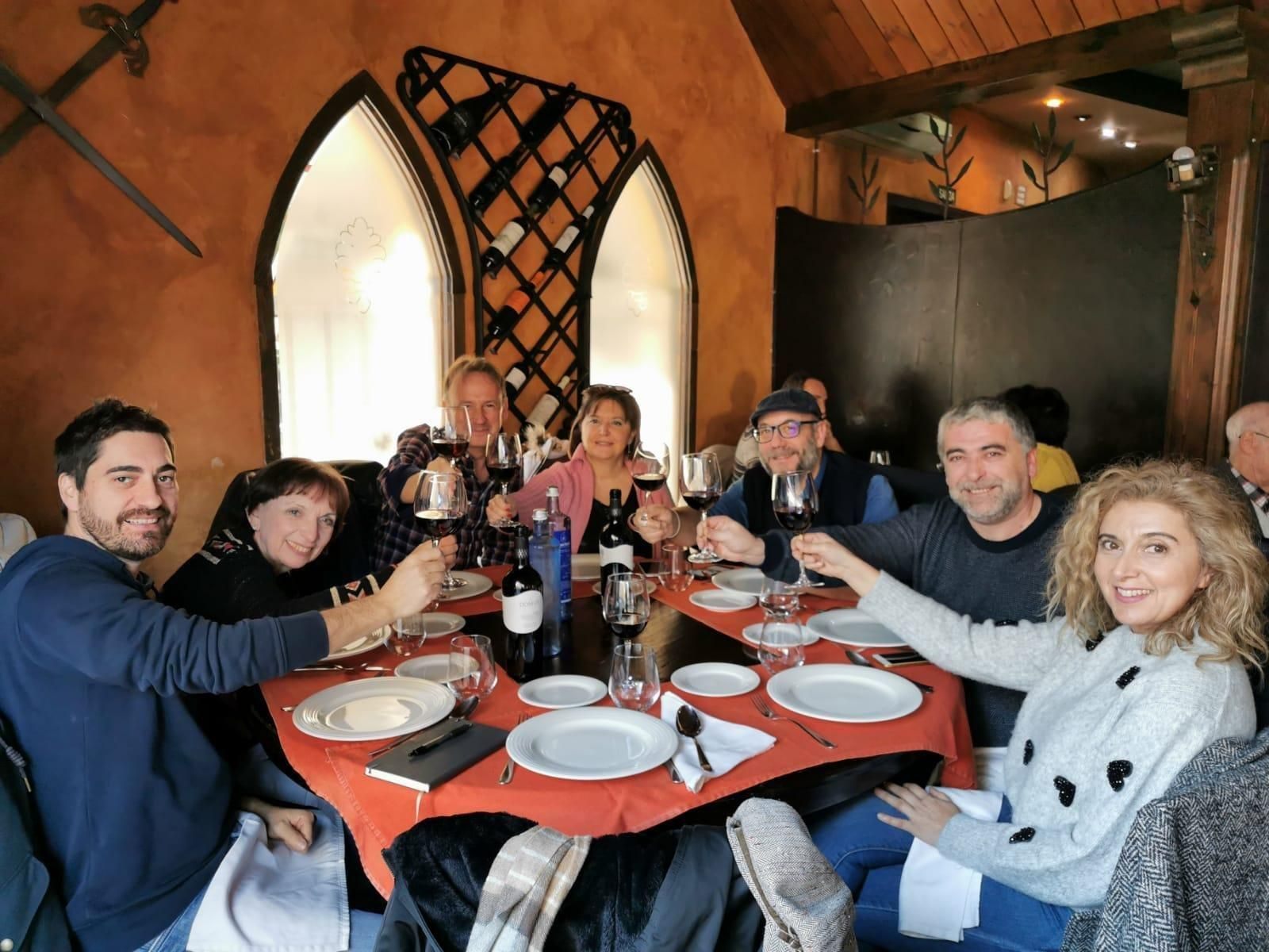 La concejala Margarida Pizcueta, a la derecha, durante la comida con botelo, en Posada Galaica.