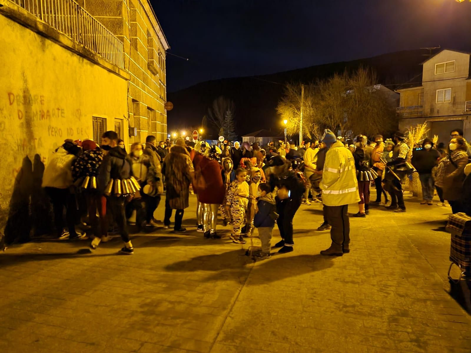 Vecinos y visitantes disfrutando el folión.