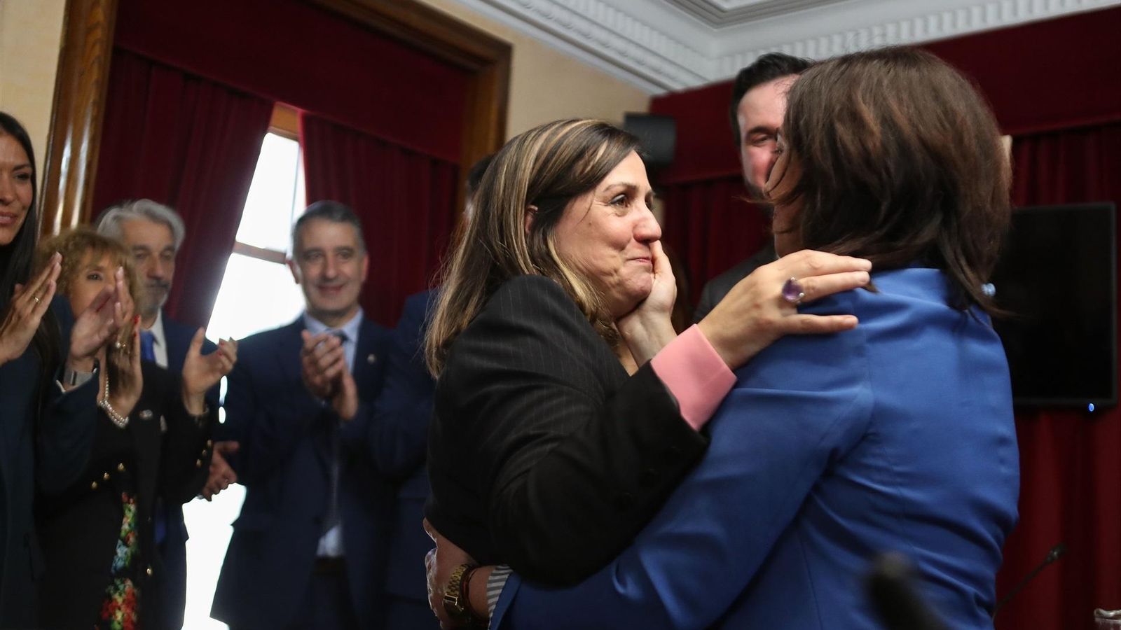 La concejala tránsfuga del PSOE, María Reigosa (i), y la nueva alcaldesa de Lugo, Elena Candia (d), durante el debate de la moción de censura.