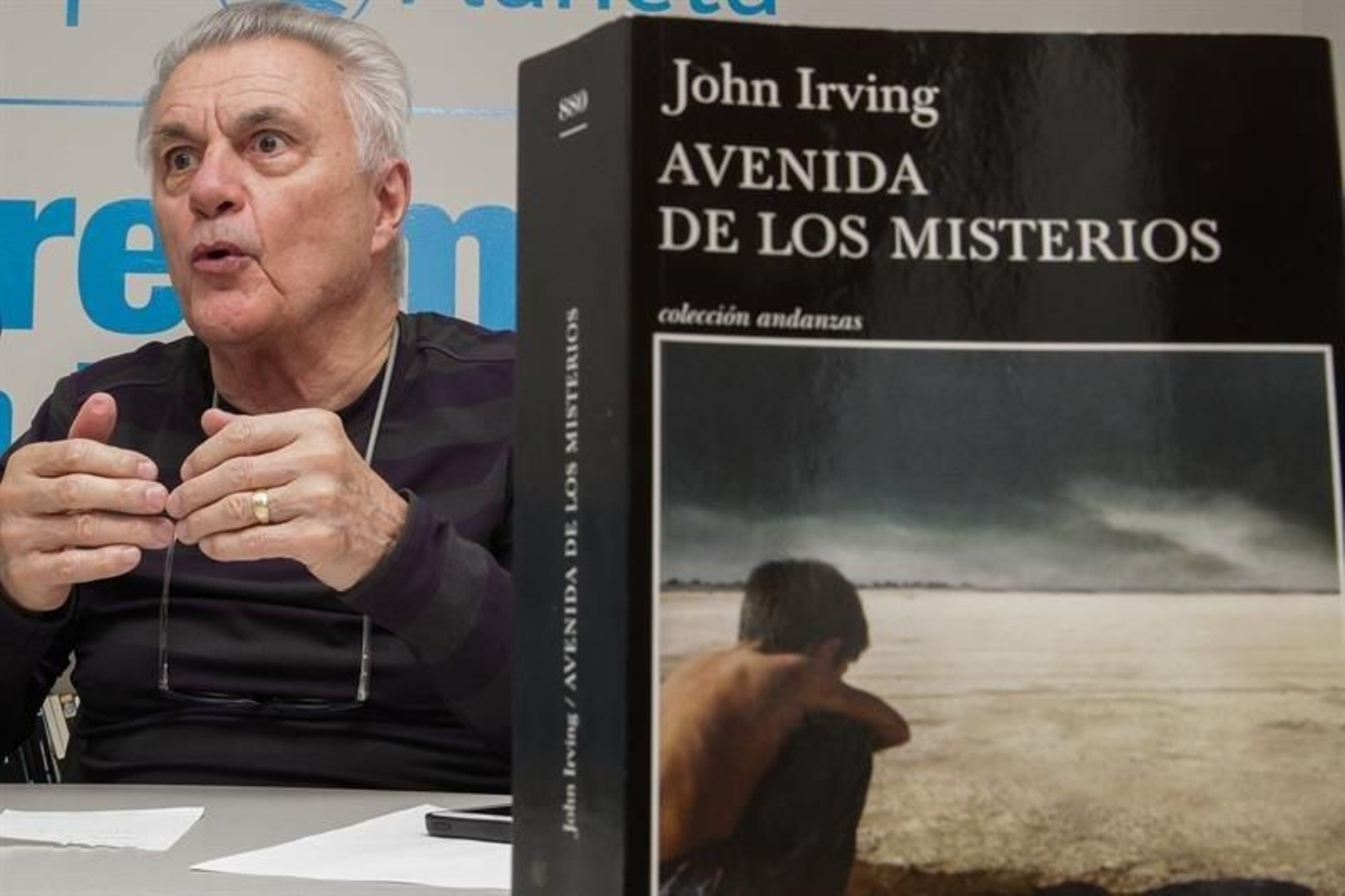 El escritor estadounidense John Irving con su nuevo libro "Avenida de los misterios".