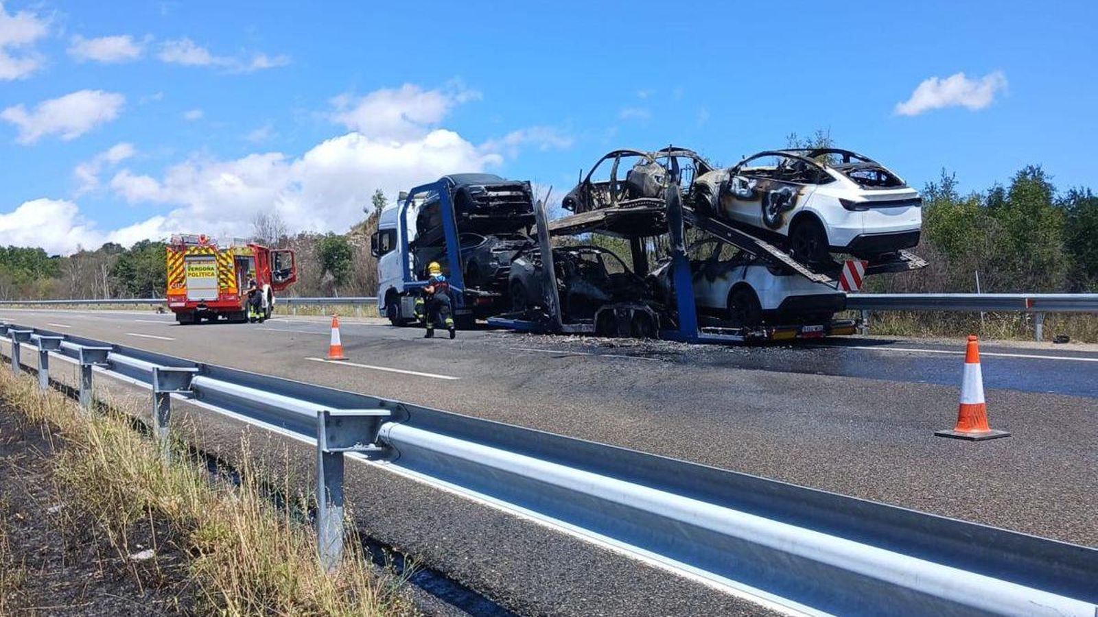 Estado de los vehículos transportados por el camión una vez que el incendio fue sofocado