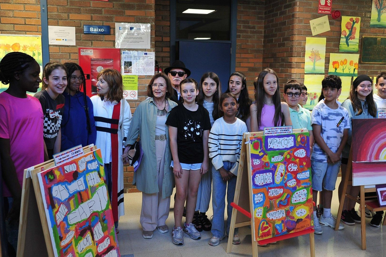 Artistas junto a sus obras