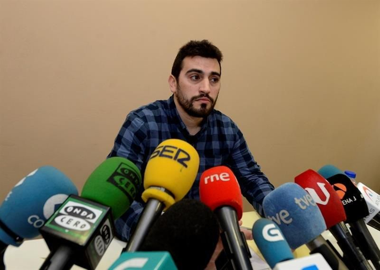 El secretario general de Podemos Galicia, Breogán Riobóo, durante la rueda de prensa ofrecida hoy en A Coruña. (CABALAR)