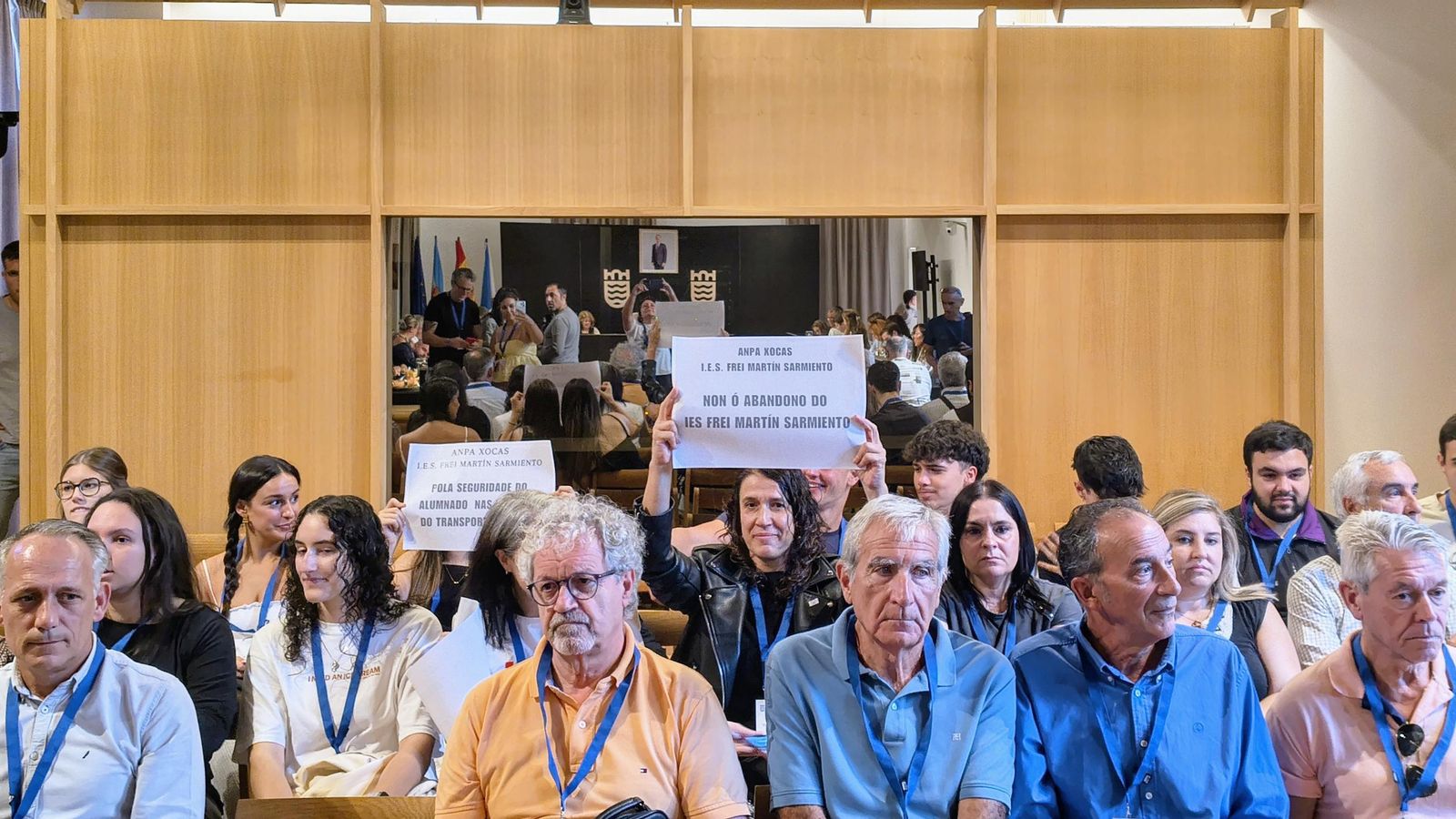Afectados de las viviendas militares y la Anpa del Frei Martin Sarmiento acudieron al Pleno.