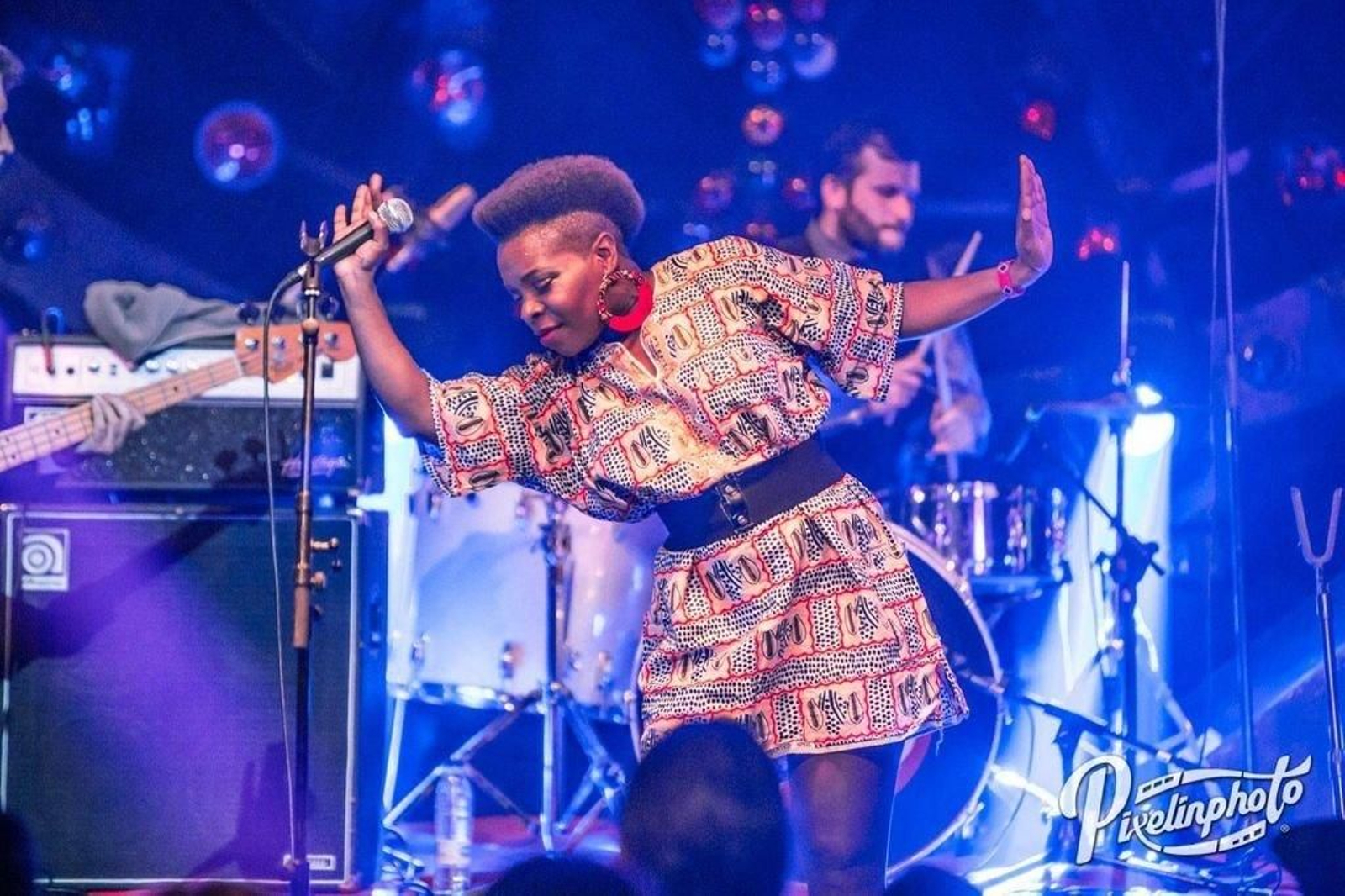 Israel Checa, el batería, tras Maika Sitte, la vocalista de Freedonia.