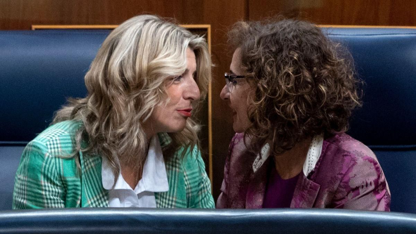 Yolanda Díaz y María Jesús Montero, juntas en la bancada del Congreso.